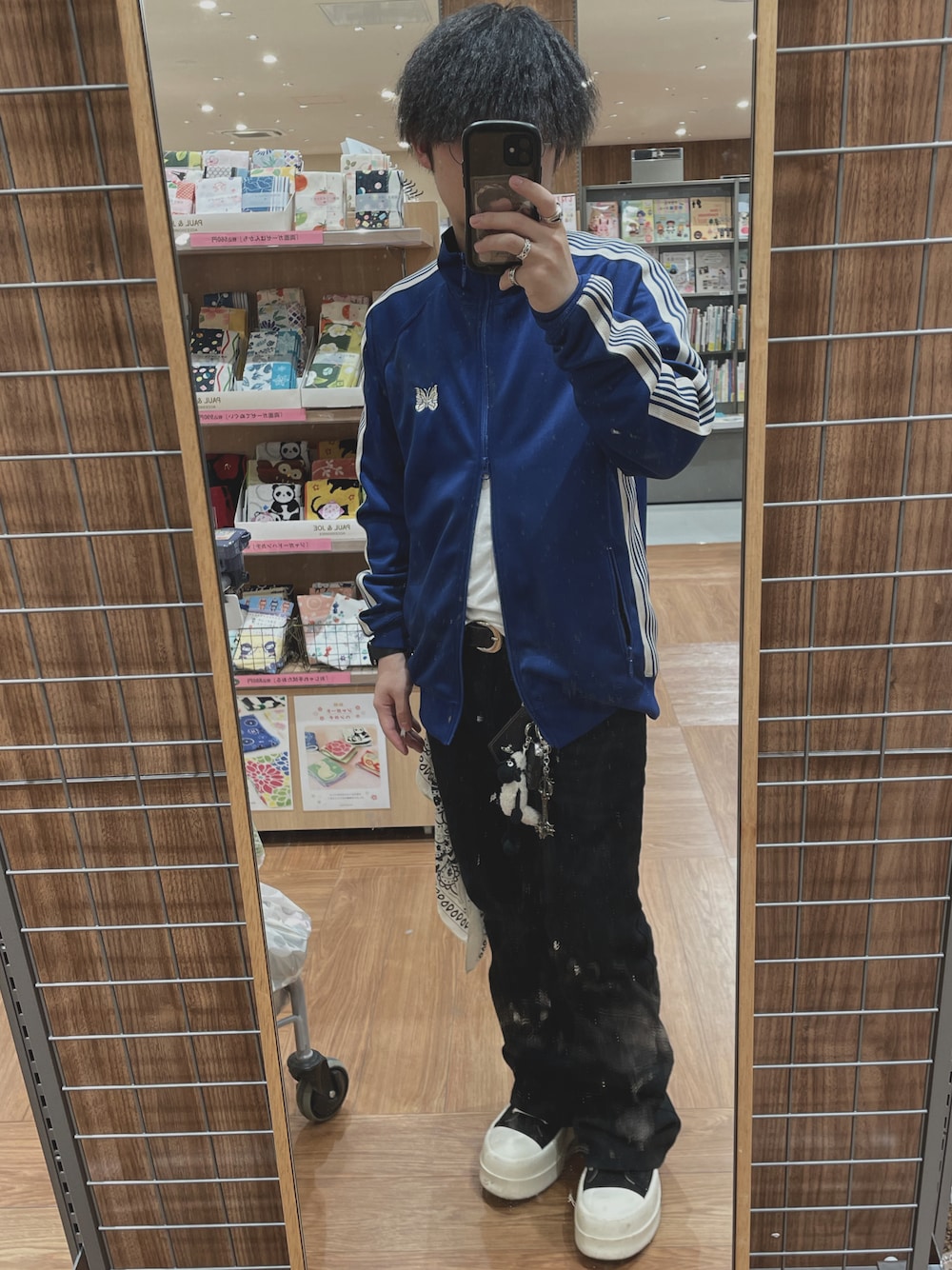 「RICK OWENS DRKSHDW、Chrome Hearts、NEEDLES、Vivienne Westwood」｜「Needlesのアイテム（ブルゾン、ブルー系）」を使った、ぴくるすさん（メンズ・161cm）の春コーディネートの1枚目の写真
