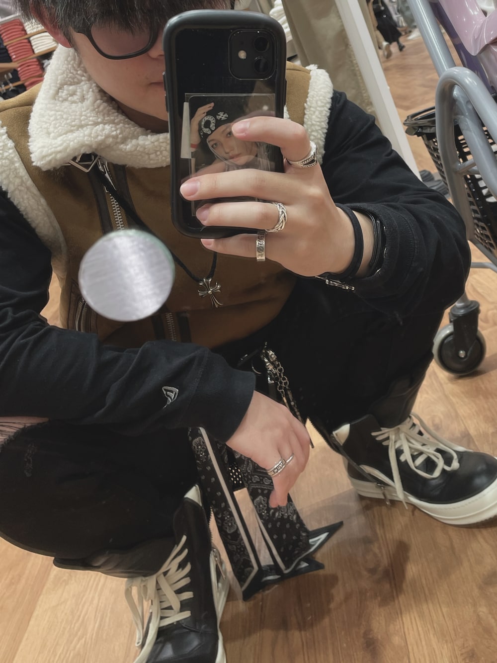 「RICK OWENS、ジオバス、Chrome Hearts、yohjiyamamoto×NEWERA」｜「ZARAのアイテム（ベスト、ブラウン系）」を使った、ぴくるすさん（メンズ・161cm）の春コーディネートの1枚目の写真
