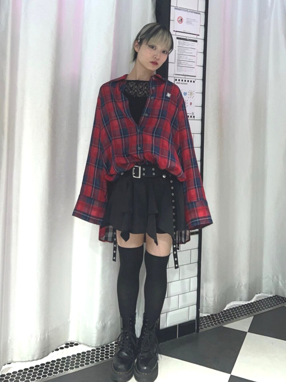 ブラック系のスカート、レッド系のシャツ/ブラウス、ブラック系のTシャツ/カットソーを着用したレディースの春コーディネートの1枚目の写真