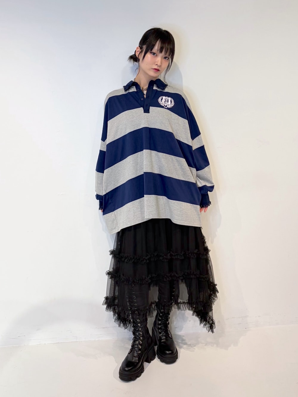 グレー系のTシャツ/カットソー、ブラック系のスカート、ブラック系のブーツを着用したレディースの夏コーディネートの1枚目の写真