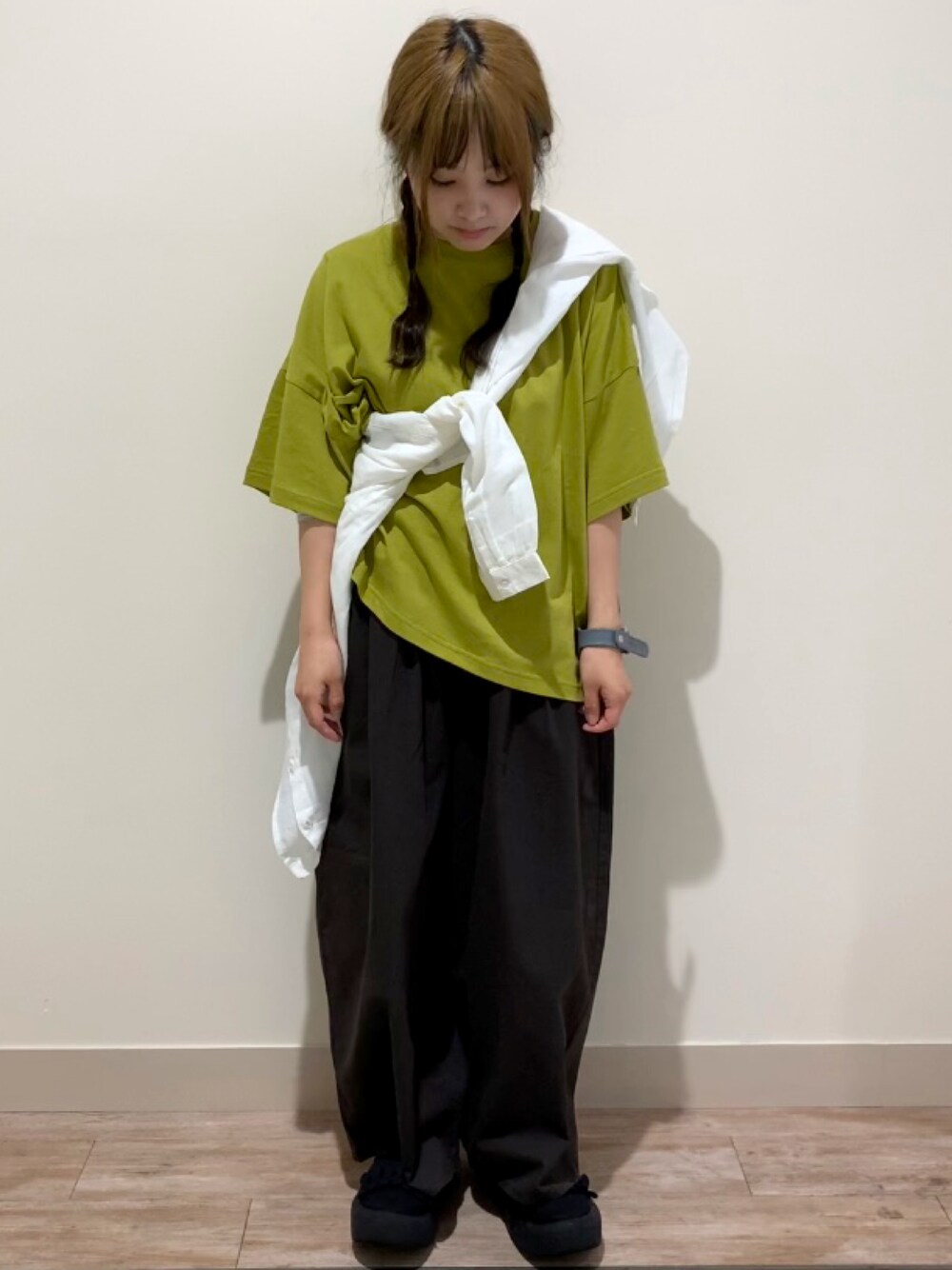 グレー系のその他パンツ、イエロー系のTシャツ/カットソー、ホワイト系のシャツ/ブラウスを着用したレディースの夏コーディネートの1枚目の写真