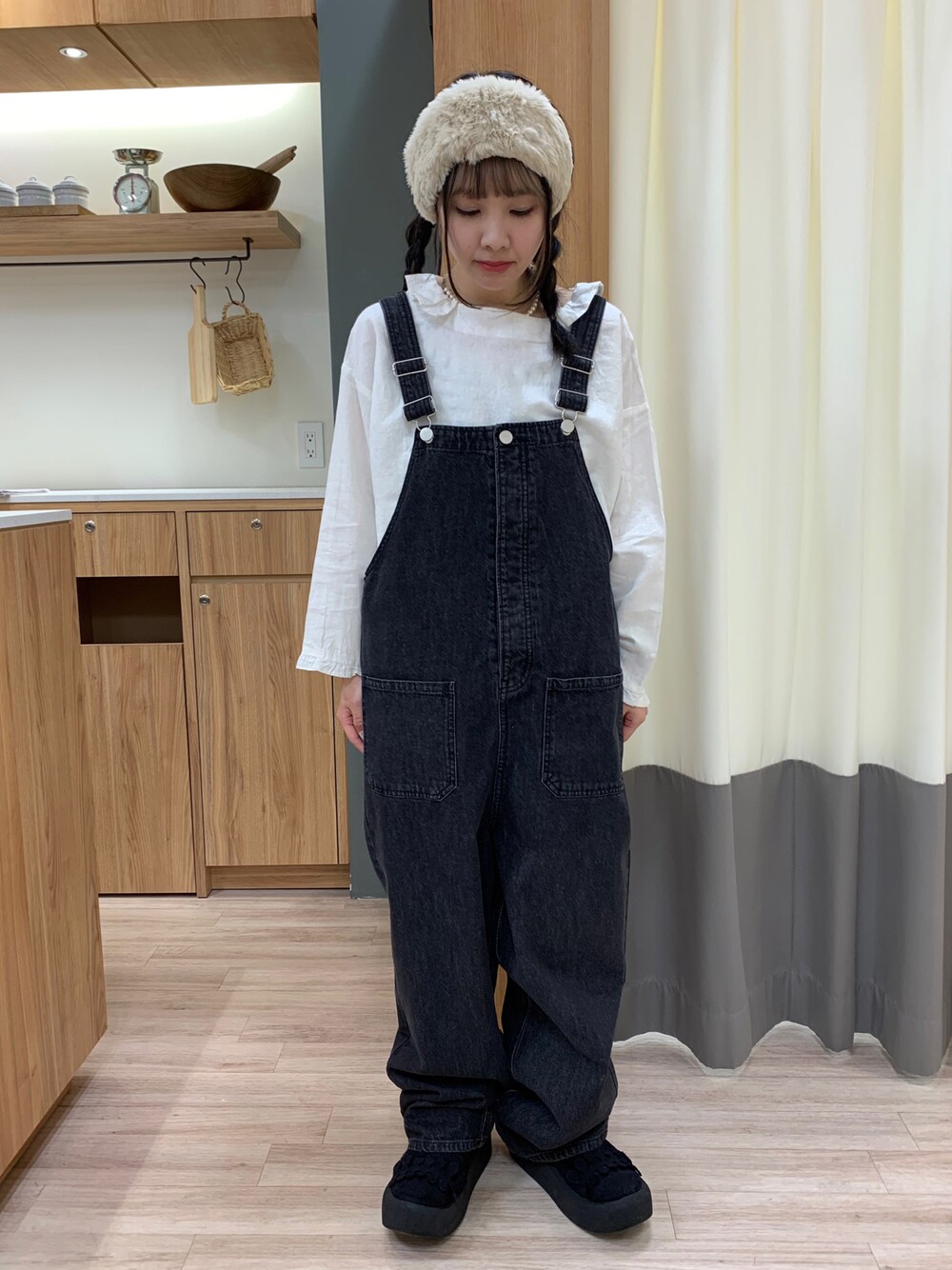 「カジュアル、カジュアルガーリー、ゆるコーデ、白ブラウス」｜「Samansa Mos2のアイテム（オールインワン・サロペット、ブラック系）」を使った、つさん（レディース・152cm）の春コーディネートの1枚目の写真