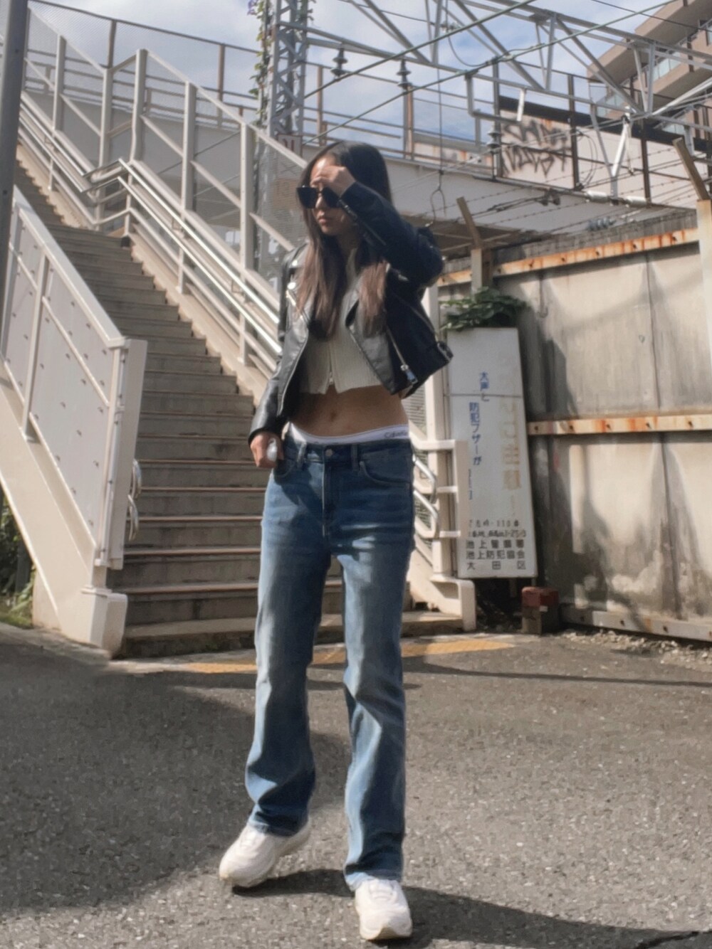 「レザー、レザージャケット、秋服、秋コーデ、ラクチンコーデ、ニットコーデ、冬コーデ、カジュアル、#パンツコーデ、韓国ファッション、韓国コーデ、韓国スタイル、韓国好きな人と繋がりたい、クロップドトップス、ローライズ」｜「ZARAのアイテム（ライダースジャケット、ブラック系）」を使った、en__674_さん（レディース・163cm）の秋コーディネートの1枚目の写真