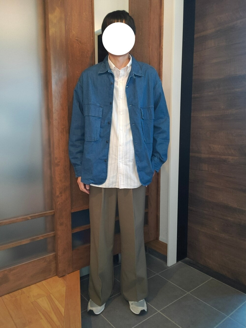 「デニム、スラックス、デニムシャツ、フレアパンツ、ワイドパンツ、春コーデ、フレアスラックス、スニーカー、ニューバランス、プチプラ、プチプラコーデ、ストライプ、ストライプシャツ、UNIQLO、シャツスタイル」｜「CASPER JOHNのFade color flare slacks/フェードカラーフレアスラックス（スラックス、グリーン系）」を使った、トロさん（メンズ・178cm）の春コーディネートの1枚目の写真