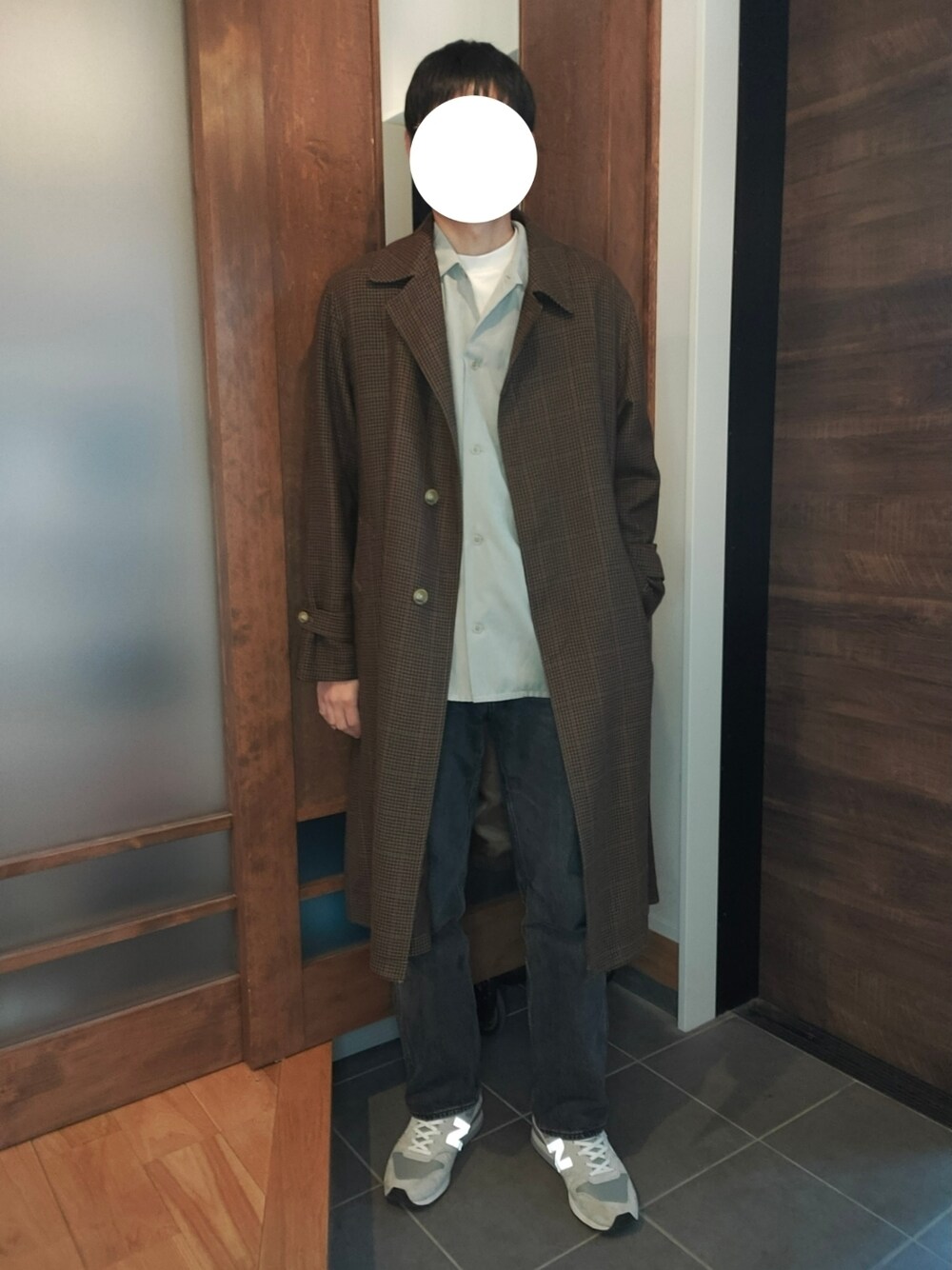 「レイヤードスタイル、コートスタイル、ロングコート、チェック、デニム、フレアパンツ、フレアデニム、スニーカー、ニューバランス、冬コーデ、UNIQLO、きれいめカジュアル、スウェード、トレンチコート、大人カジュアル」｜「UNIQLOのアイテム（デニムパンツ、グレー系）」を使った、トロさん（メンズ・178cm）の冬コーディネートの1枚目の写真