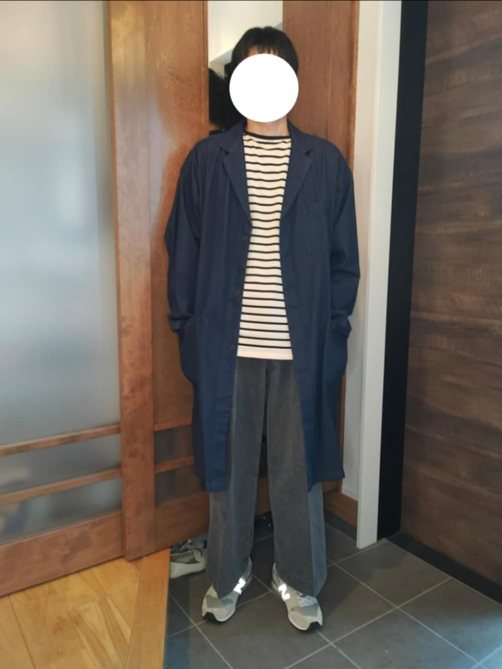 「デニム、デニムコート、デニムスラックス、スニーカー、ニューバランス、春ファッション、春コーデ、30代コーデ、オトナカジュアル」｜「無印良品のアイテム（チェスターコート、ブルー系）」を使った、トロさん（メンズ・178cm）の春コーディネートの1枚目の写真