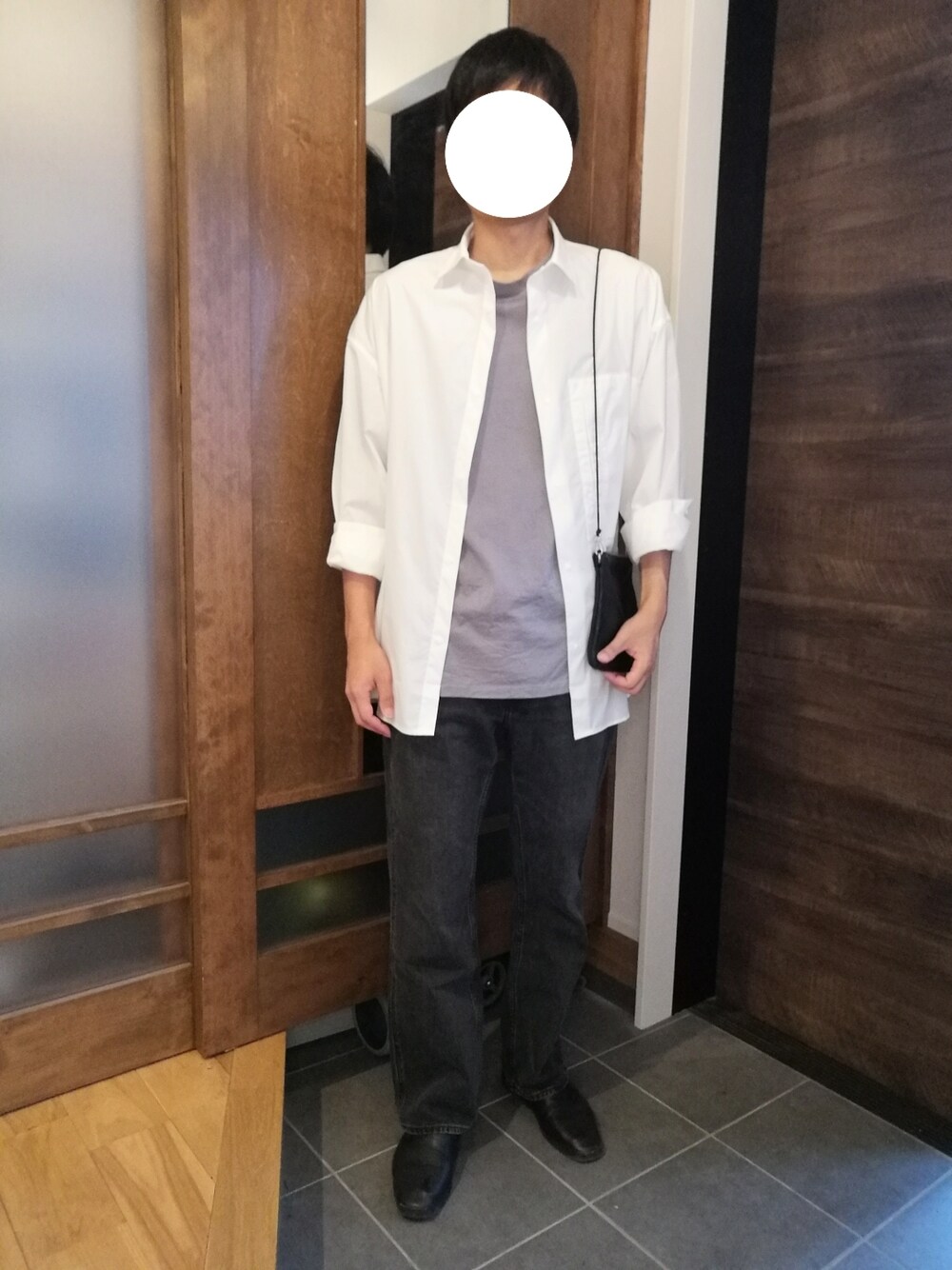 「着回しコーデ、秋コーデ、初秋コーデ、休日コーデ、きれいめカジュアル、モノトーン、シャツスタイル、ビッグシャツ、白シャツ、フレアデニム、Tシャツ、革靴、30代、UNIQLO、デニム」｜「UNIQLOのアイテム（デニムパンツ、グレー系）」を使った、トロさん（メンズ・178cm）の秋コーディネートの1枚目の写真