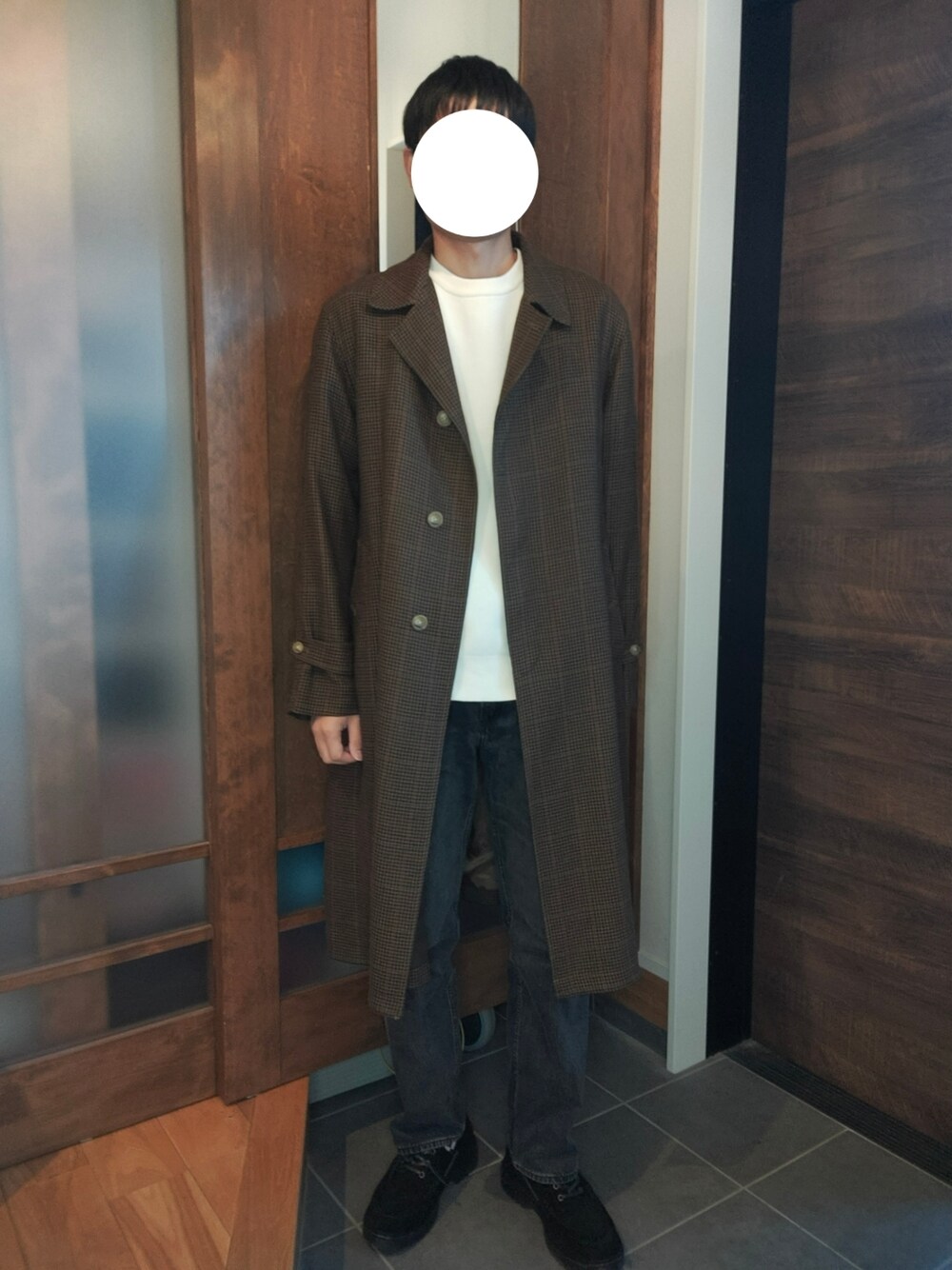 「シンプルコーデ、トレンチコート、コートスタイル、ロングコート、チェック、UNIQLO、GU、フレアパンツ、フレアデニム、デニム、ニット、冬コーデ、シンプル、大人カジュアル、休日コーデ」｜「GUのアイテム（シューズ、ブラック系）」を使った、トロさん（メンズ・178cm）の冬コーディネートの1枚目の写真