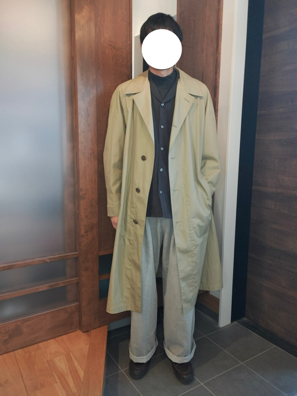 「春コーデ、コート、ロングコート、ステンカラーコート、春コート、UNIQLO、ワイドパンツ、ワイドデニム、ニット、革靴、レイヤードスタイル、きれいめカジュアル、デニム、大人カジュアル、春アウター」｜「remerのloose double tuck wide denim / ルーズダブルタックワイドデニム（デニムパンツ、ベージュ系）」を使った、トロさん（メンズ・178cm）の冬コーディネートの1枚目の写真