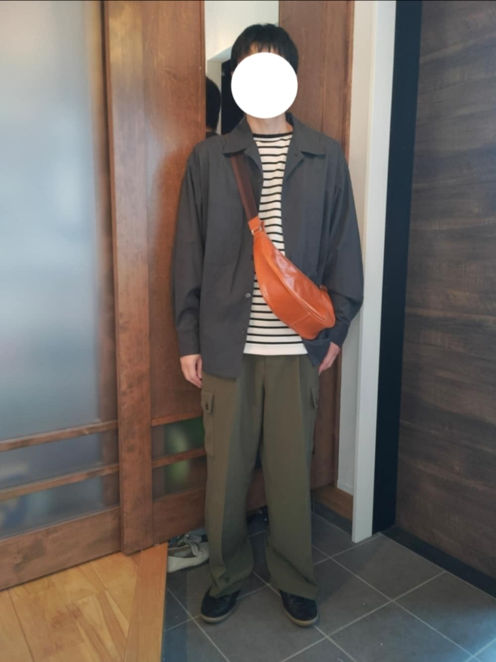 「春ファッション、春コーデ、レザーバッグ、オレンジ、ジャーマントレーナー、カーゴパンツ、ボーダー、オープンカラーシャツ、オトナカジュアル、カジュアルコーデ、UNIQLO」｜「PUBLIC TOKYOのM-47エフォレートレスカーゴパンツ（カーゴパンツ、グリーン系）」を使った、トロさん（メンズ・178cm）の春コーディネートの1枚目の写真
