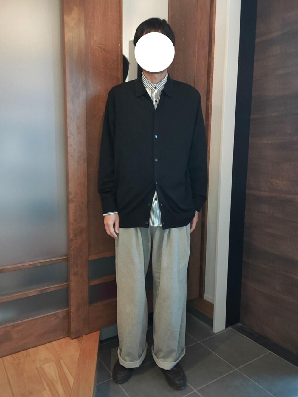 「春服デビュー宣言、春コーデ、デニム、ワイドパンツ、ワイドデニム、革靴、カーディガン、シャツカーディガン、スタンドカラー、ストライプ、ストライプシャツ、レイヤードスタイル、レイヤード、UNIQLO、きれいめカジュアル」｜「remerのloose double tuck wide denim / ルーズダブルタックワイドデニム（デニムパンツ、ベージュ系）」を使った、トロさん（メンズ・178cm）の春コーディネートの1枚目の写真