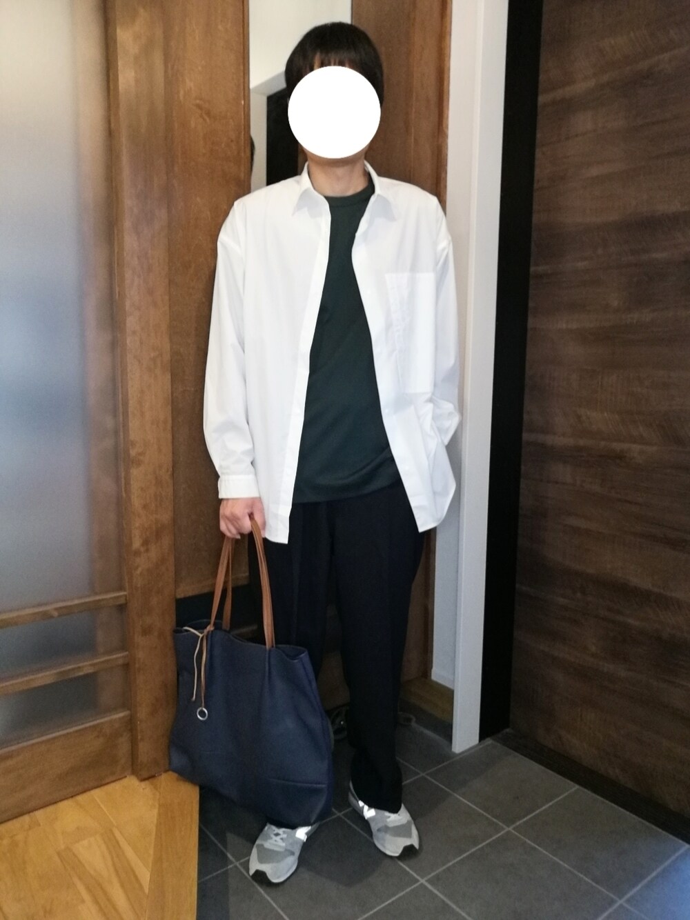 「大人カジュアル、きれいめカジュアル、着回しコーデ、秋コーデ、休日スタイル、シャツスタイル、スニーカー、白シャツ、ワイドシャツ、ロンT、ニューバランス、グリーン、ネイビー、レザーバッグ、30代」｜「GLOBAL WORKのURBANCARRY TOTE/265517（トートバッグ、ブルー系）」を使った、トロさん（メンズ・178cm）の秋コーディネートの1枚目の写真