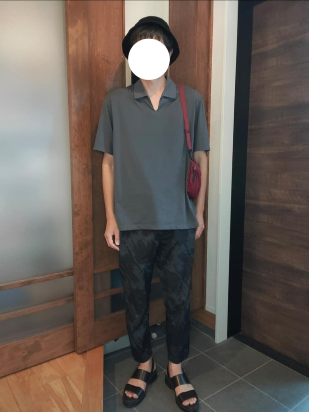 「プチプラ、プチプラコーデ、UNIQLO、GU、ポロシャツ、スキッパーシャツ、ショルダーバッグ、バケットハット、春夏コーデ、夏コーデ、公園、30代コーデ、川遊び、雨の日コーデ、サンダル」｜「NUMERALSの[NUMERALS]スプリングテーパードパンツ（その他パンツ、グレー系）」を使った、トロさん（メンズ・178cm）の夏コーディネートの1枚目の写真