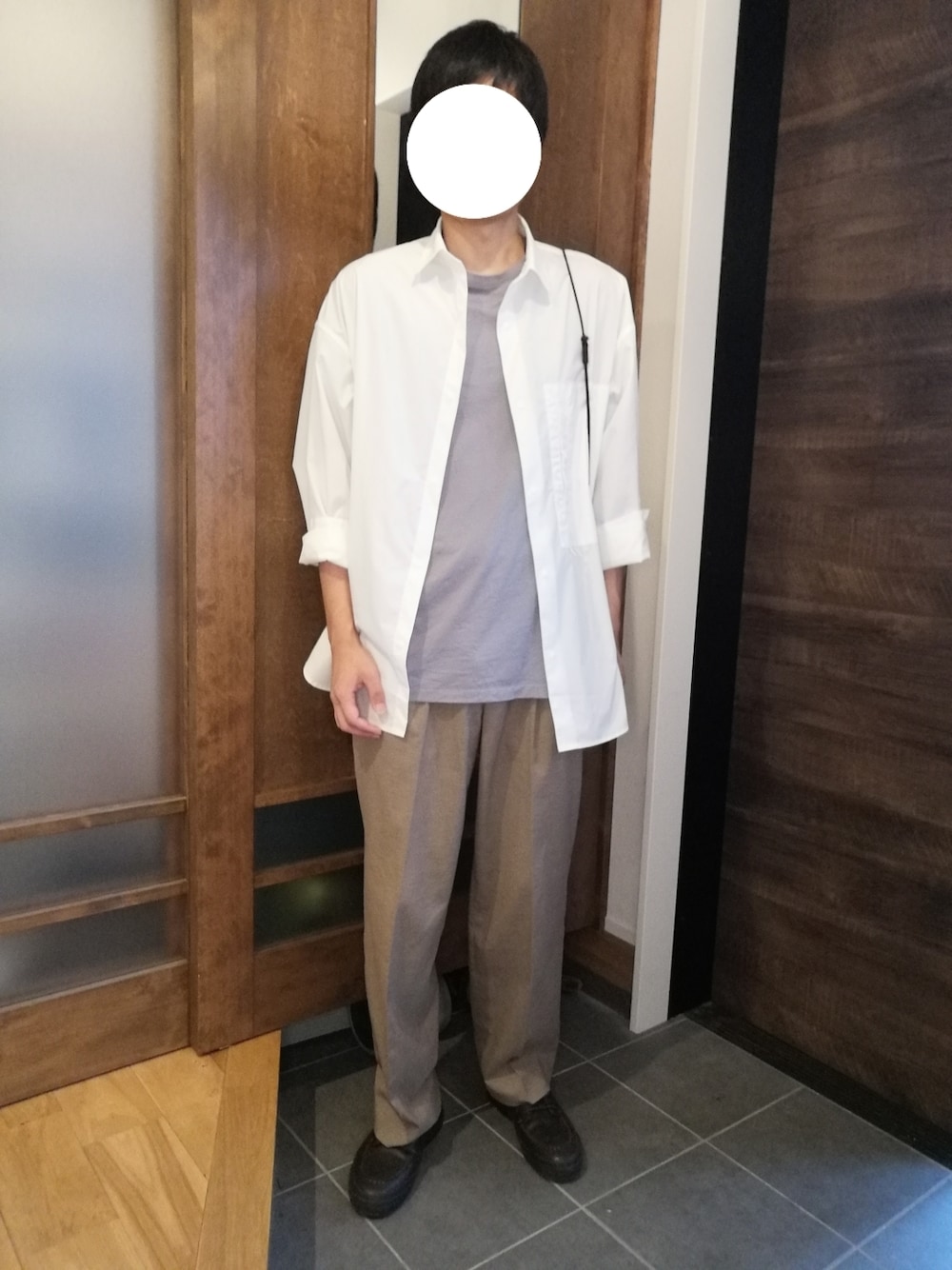 「大人カジュアル、秋コーデ、初秋コーデ、着回しコーデ、お出かけコーデ、淡色コーデ、シンプルコーデ、きれいめカジュアル、スラックス、白シャツ、ビッグシャツ、革靴、Tシャツ、ベージュ、30代」｜「ADAM ET ROPE'の【Carreman】ワイドスラックス（スラックス、イエロー系）」を使った、トロさん（メンズ・178cm）の秋コーディネートの1枚目の写真
