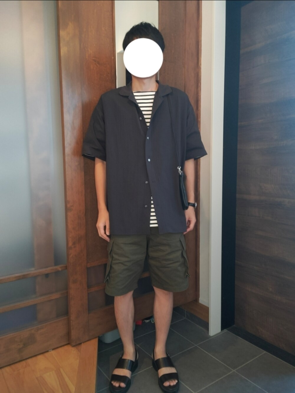 「夏コーデ、ショートパンツ、カーゴパンツ、ショートカーゴパンツ、ボーダー、ボーダーTシャツ、バスクシャツ、シャツスタイル、半袖シャツ、サンダル、ショルダーバッグ、レザー、30代コーデ、大人カジュアル、ニコアンド」｜「GUのアイテム（サンダル、ブラウン系）」を使った、トロさん（メンズ・178cm）の夏コーディネートの1枚目の写真