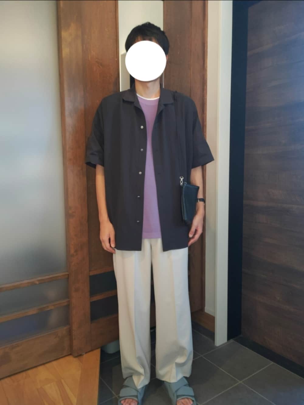 「パープル、シャツスタイル、半袖シャツ、スラックス、白パンツ、ホワイトパンツ、ワイドパンツ、ショルダーバッグ、レザー、レザーバッグ、サンダル、ムーンスター、夏コーデ、30代コーデ、大人カジュアル」｜「MoonStarの＜MOONSTAR＞810S ALLPE MODI サンダル（サンダル、グレー系）」を使った、トロさん（メンズ・178cm）の秋コーディネートの1枚目の写真