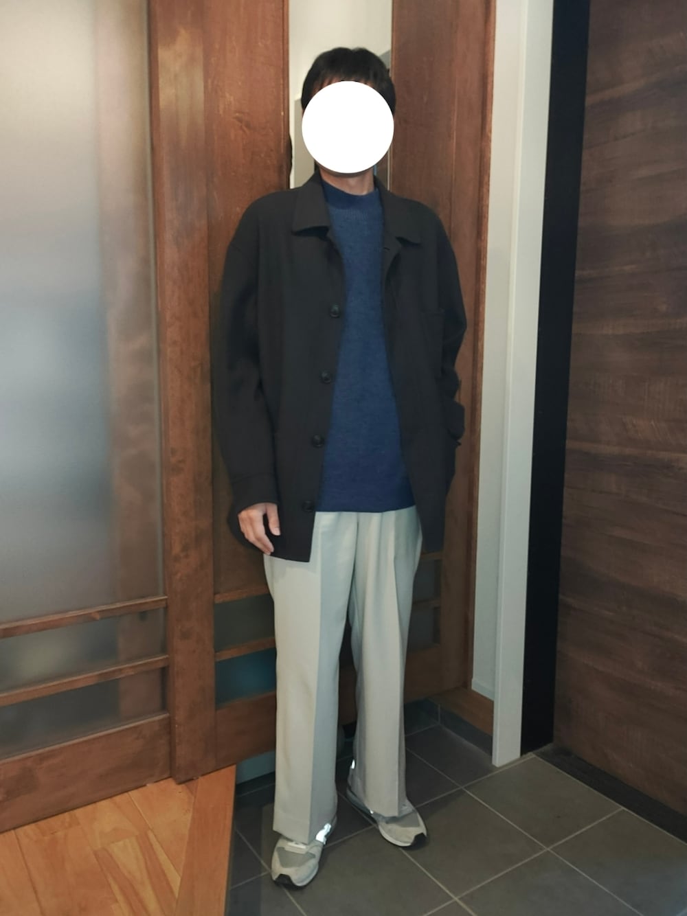 「ニット、ブルー、冬コーデ、春コーデ、白パンツ、スラックス、ワイドパンツ、カバーオール、シャツジャケット、UNIQLO、スニーカー、ニューバランス、きれいめカジュアル、大人カジュアル、オーバーサイズ」｜「NEW BALANCEのNew Balance ニューバランス CM996BG(D) GRAY(BG)（スニーカー、グレー系）」を使った、トロさん（メンズ・178cm）の冬コーディネートの1枚目の写真