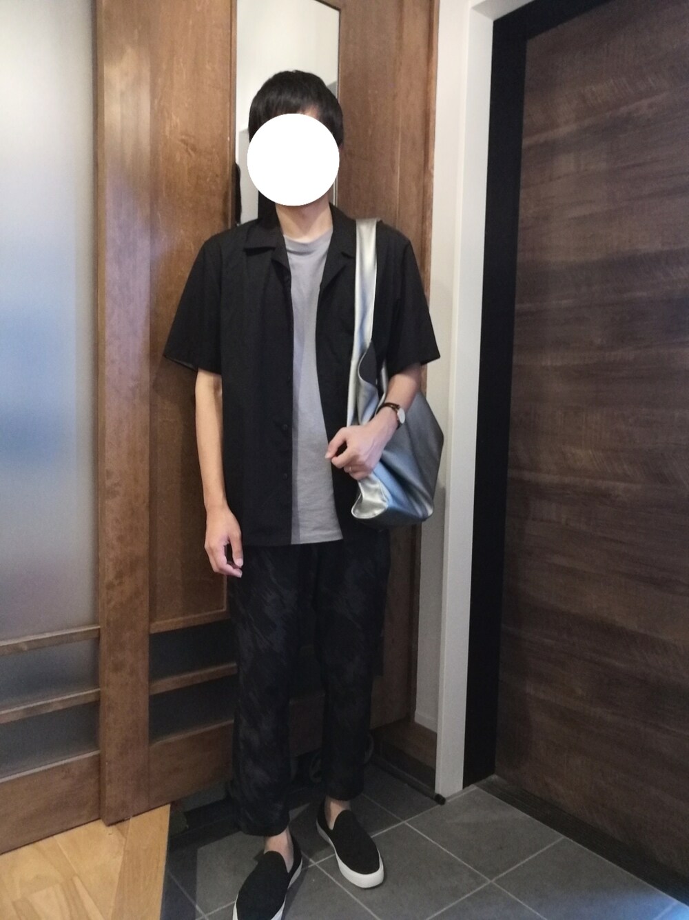 「着回しコーデ、お出かけコーデ、大人カジュアル、休日コーデ、プチプラ、夏コーデ、モノトーン、シルバーバッグ、柄パンツ、ブラック、ニットスニーカー、オープンカラーシャツ、Tシャツ、30代、UNIQLO」｜「UNIQLOのアイテム（スリッポン、ブラック系）」を使った、トロさん（メンズ・178cm）の秋コーディネートの1枚目の写真