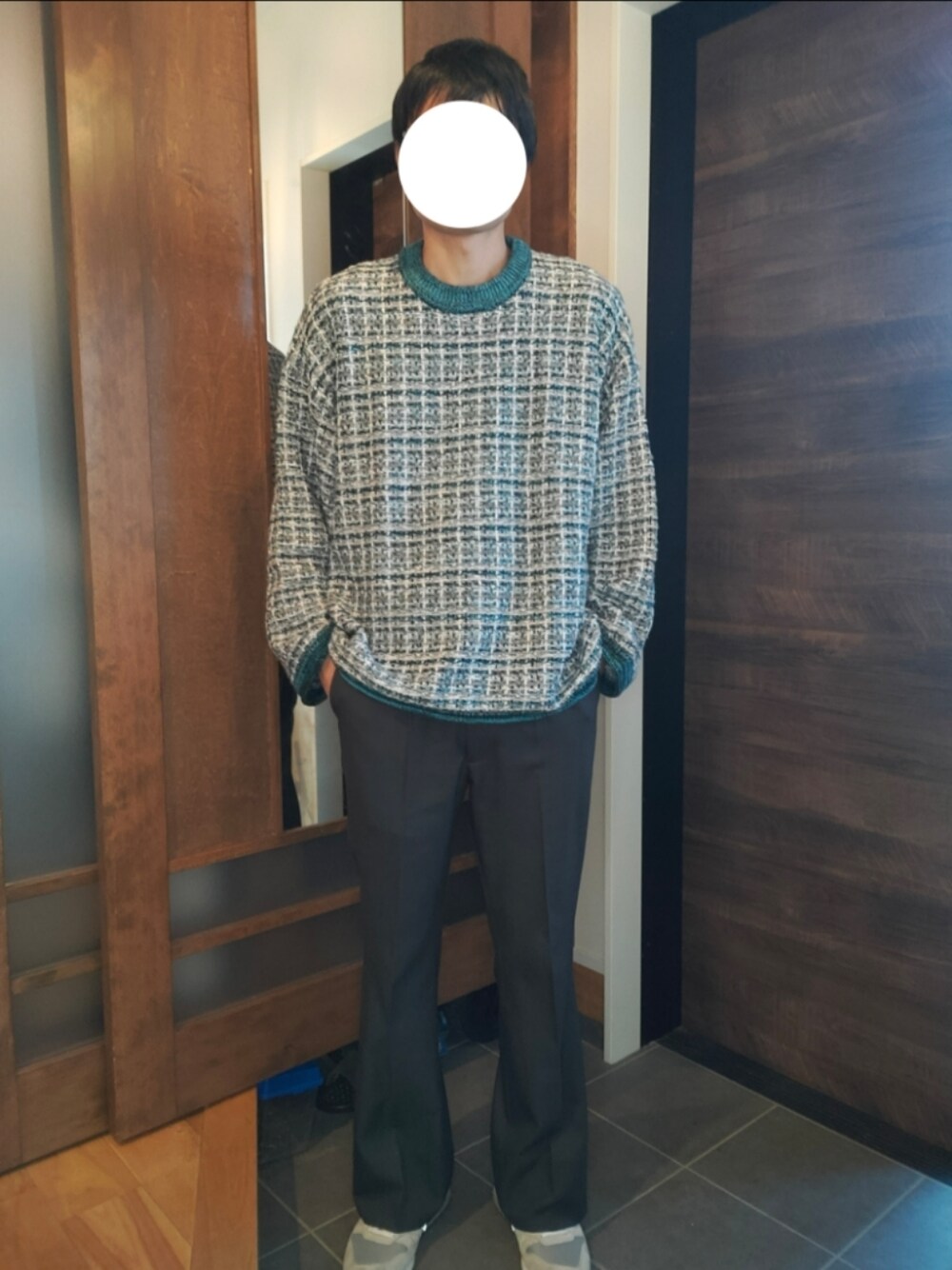 「ツイード、ツイードニット、メゾンスペシャル、maisonspecial、フレアパンツ、フレアスラックス、スラックス、ニット、秋冬コーデ、冬コーデ、秋コーデ、30代コーデ、スニーカー、ニューバランス」｜「PUBLIC TOKYOの【温度調節/セットアップ】エバークリースGRツイルフレアスラックス（スラックス、グレー系）」を使った、トロさん（メンズ・178cm）の冬コーディネートの1枚目の写真