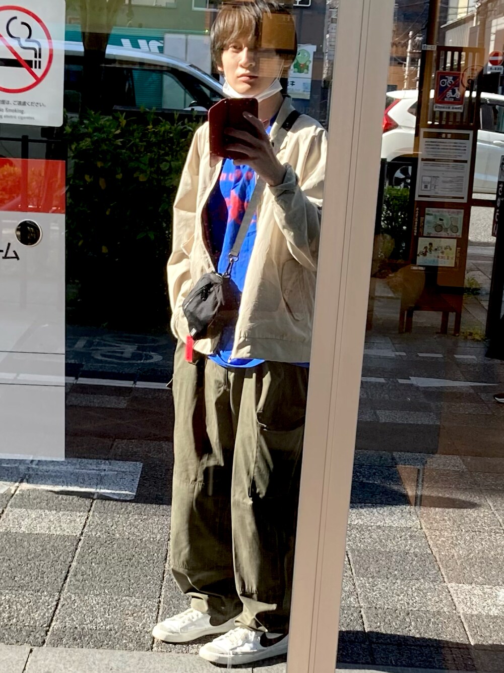 「春コーデ、ビッグシルエット、休日スタイル、カーゴパンツ、スウィングトップ、ブルゾン、ベージュ、バンドT、ブルー、NIKE、ミリタリー、LACOSTE、古着MIX、古着コーデ、小森田天神」｜「LACOSTEのアイテム（ブルゾン、ベージュ系）」を使った、小森田  天神さん（メンズ・168cm）の春コーディネートの1枚目の写真