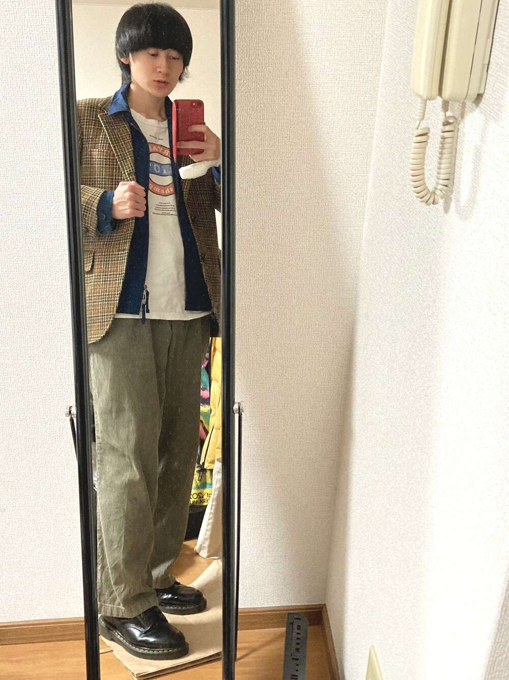 「Dr.Martens、テーラードジャケット、ジャケットスタイル、コーデュロイ、コーデュロイパンツ、ブーツ、スウィングトップ、URBAN RESEARCH DOORS、バンドT、ブーツスタイル、小森田天神、CRYAMY、PK Shampoo、ほめられ本命コーデ、古着」｜「URBAN RESEARCH DOORSのアイテム（ブルゾン、ブルー系）」を使った、小森田  天神さん（メンズ・168cm）の冬コーディネートの1枚目の写真