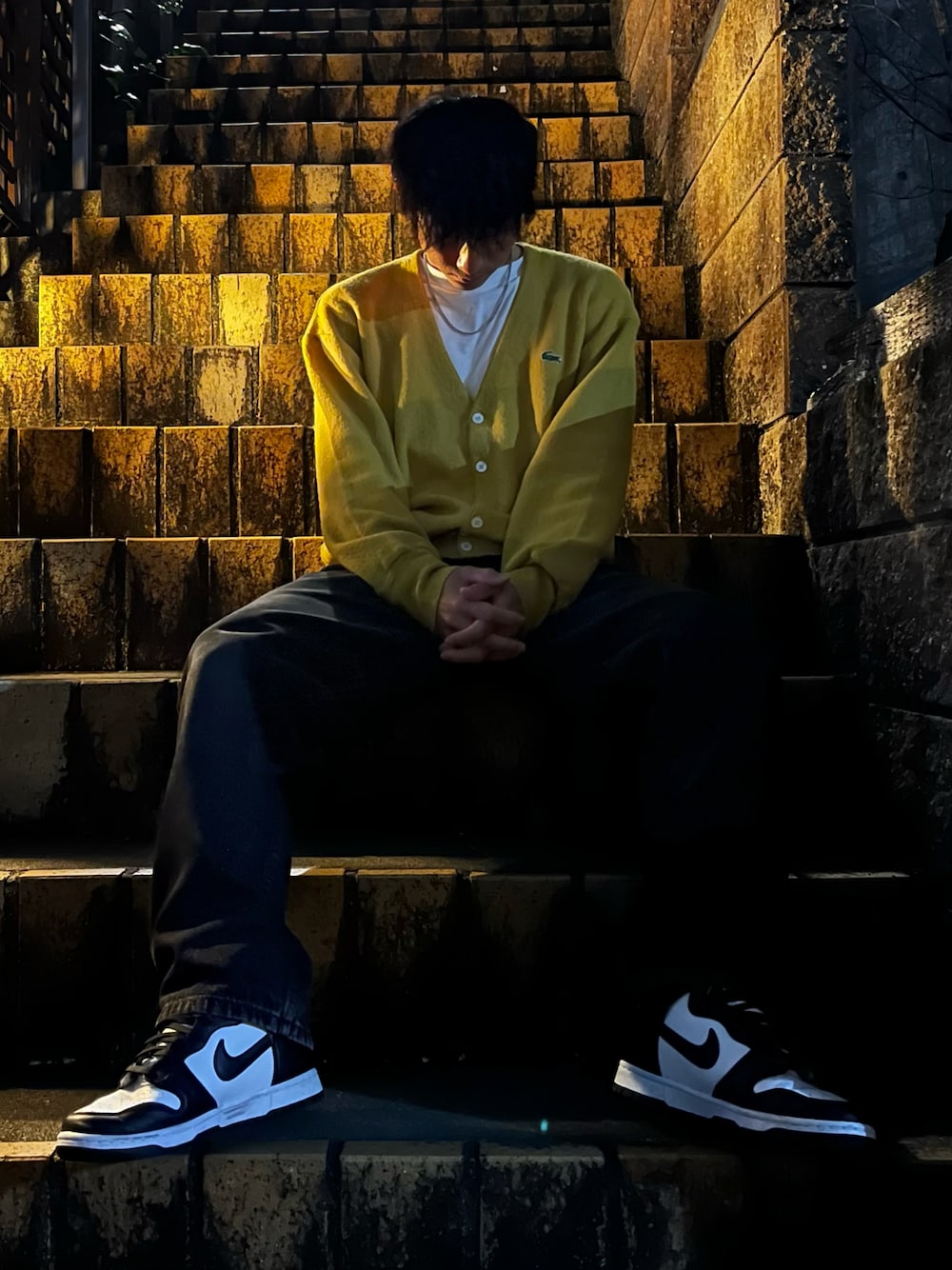 「LACOSTE、カーディガン、GU、Levi's、ブラックデニム、NIKE、dunkhigh、お洒落さんとつながりたい、秋冬コーデ、秋コーデ、冬コーデ、古着、古着MIX、古着コーデ、未来のWEARISTAプロジェクト」｜「LACOSTEのアイテム（カーディガン/ボレロ、イエロー系）」を使った、Yusukeさん（メンズ・173cm）の冬コーディネートの1枚目の写真