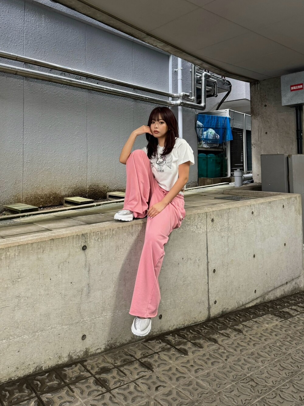 ホワイト系のTシャツ/カットソー、ピンク系のスウェットパンツ、シルバー系のスニーカーを着用したレディースの春コーディネートの1枚目の写真