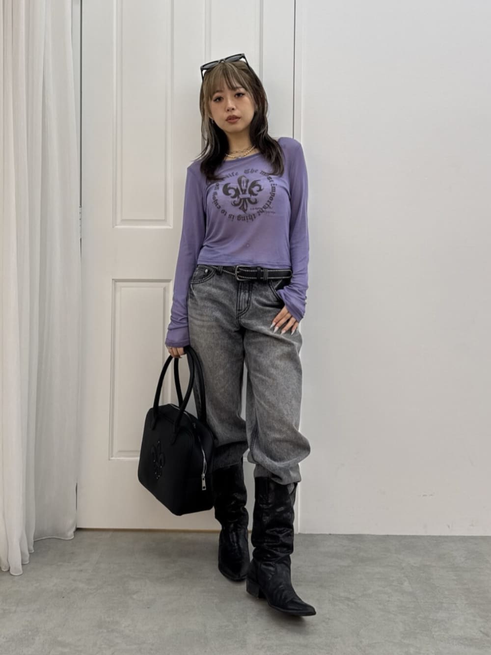 ブラック系のデニムパンツ、パープル系のTシャツ/カットソー、ブラック系のボストンバッグを着用したレディースの夏コーディネートの1枚目の写真