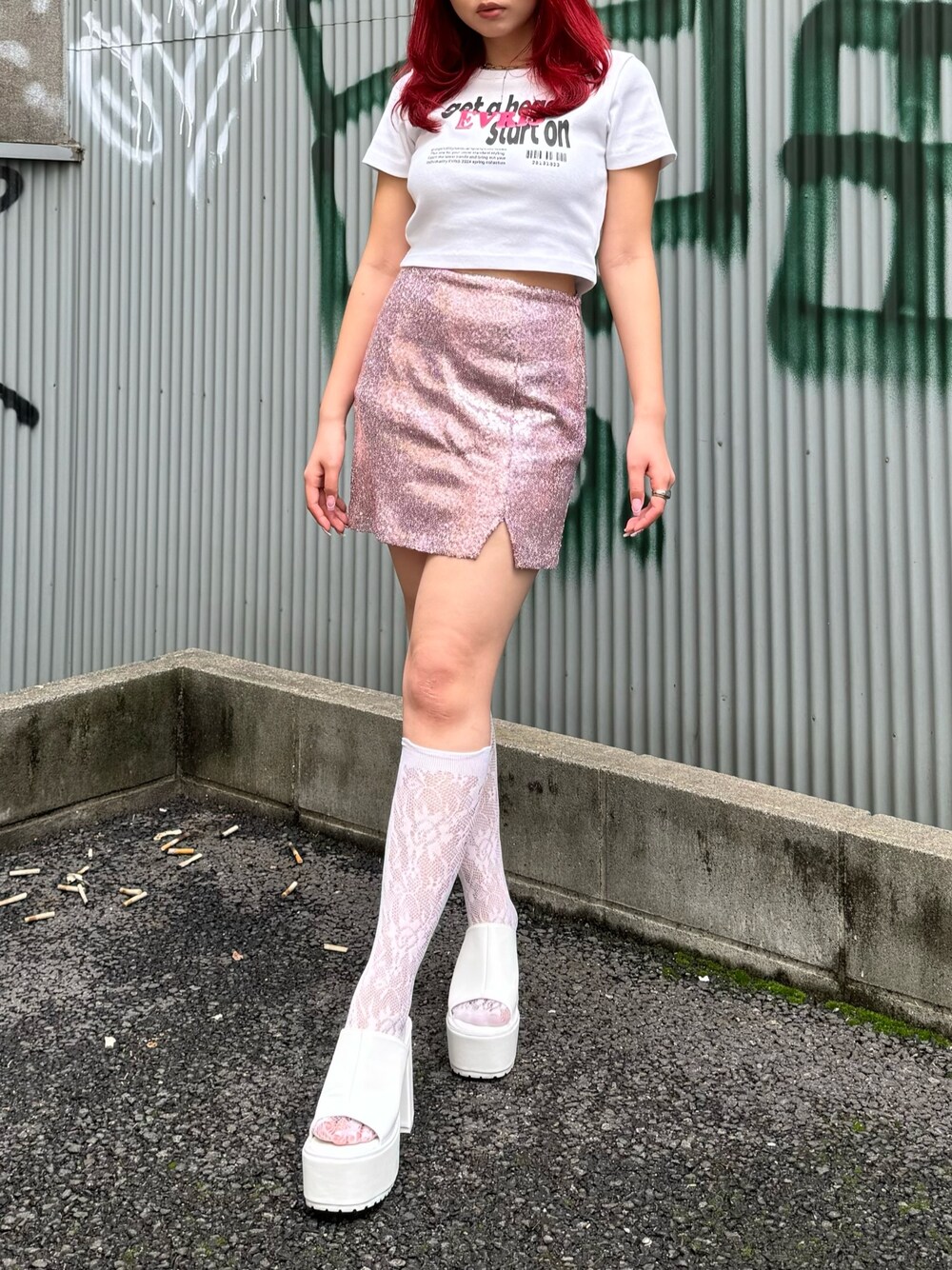 ホワイト系のTシャツ/カットソー、ピンク系のスカート、ホワイト系のサンダルを着用したレディースの春コーディネートの1枚目の写真