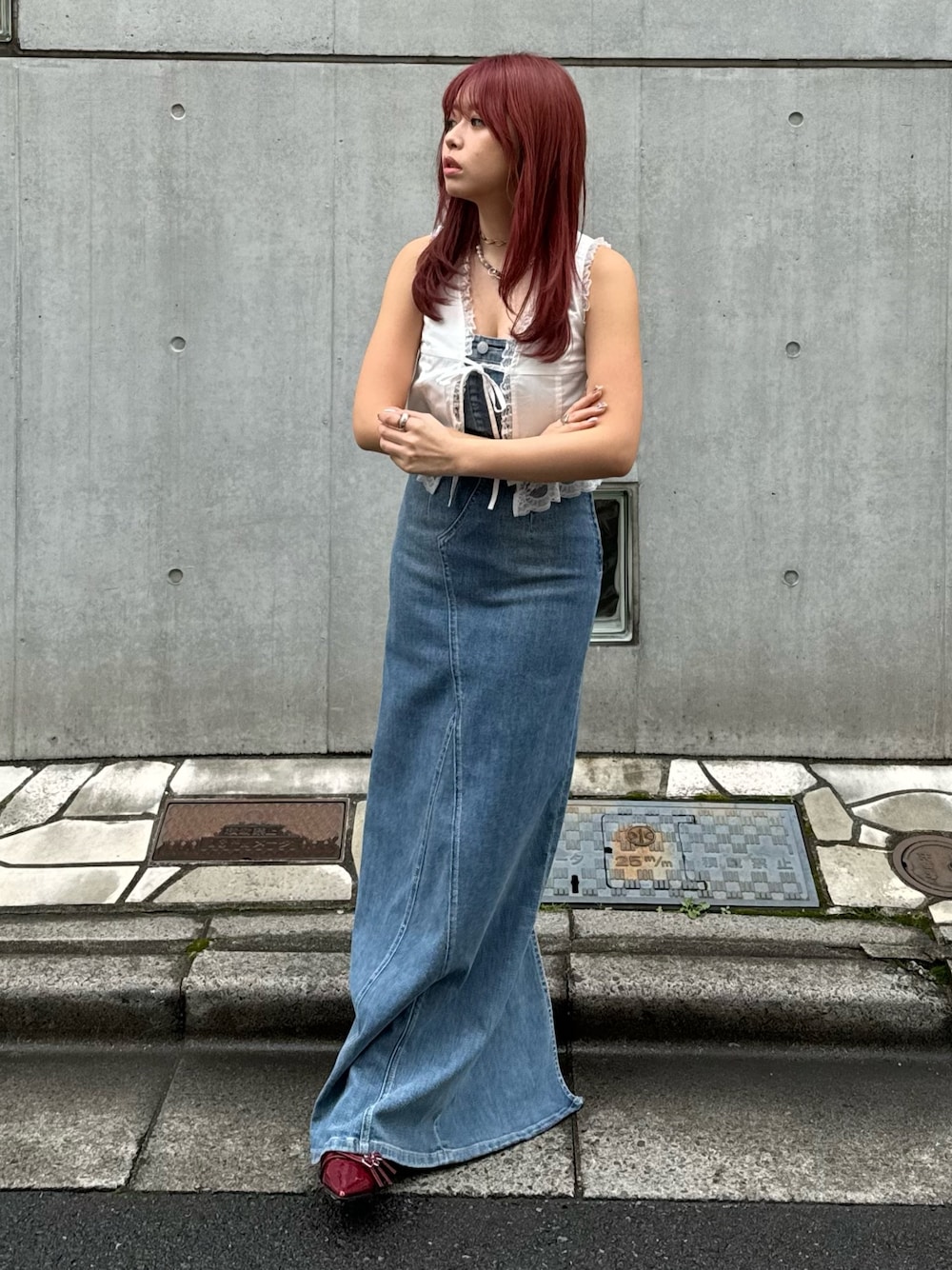 ホワイト系のシャツ/ブラウス、ブルー系のワンピースを着用したレディースの春コーディネートの1枚目の写真