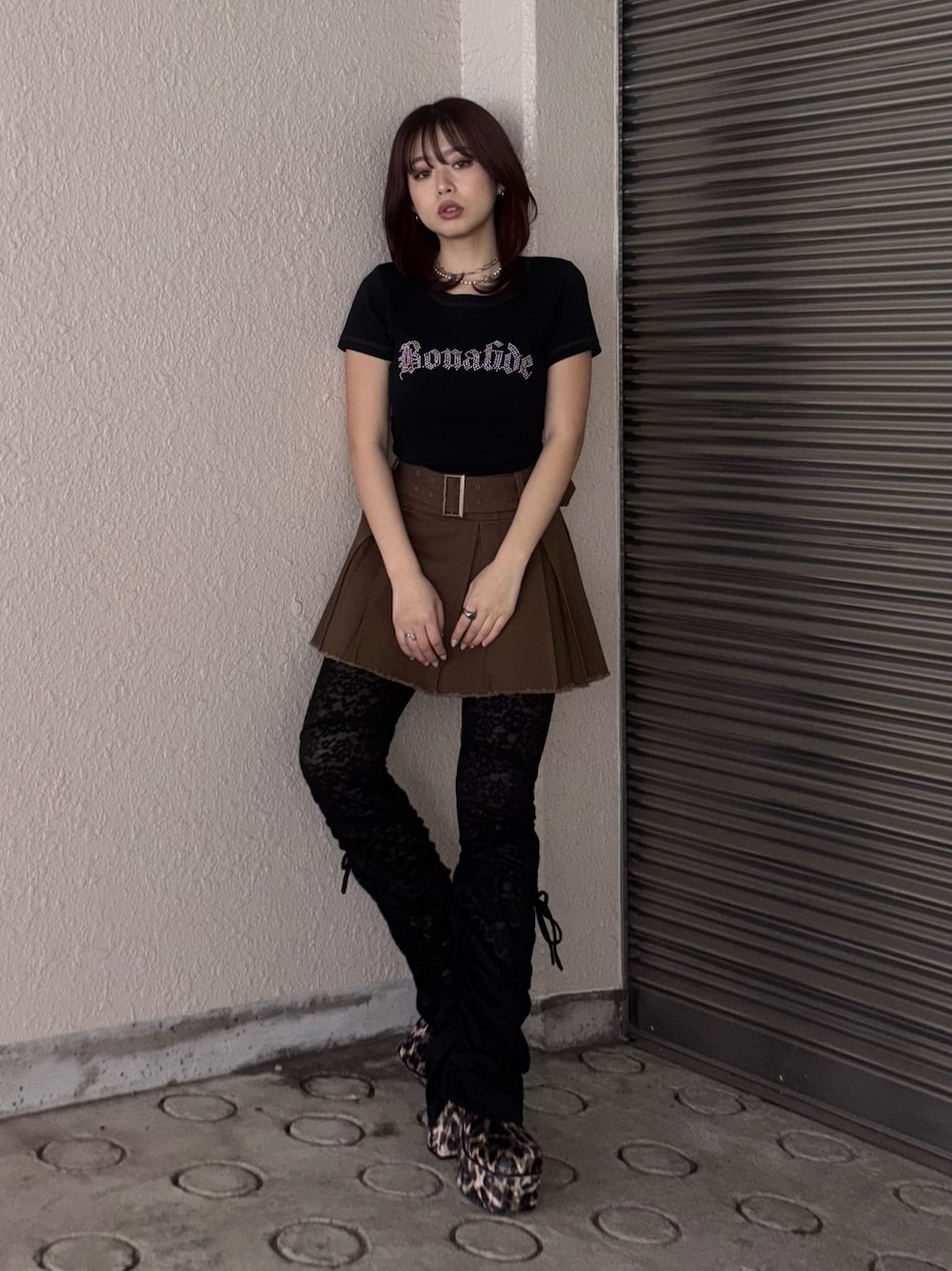 ブラック系のTシャツ/カットソー、ブラウン系のスカート、ブラック系のその他パンツを着用したレディースの春コーディネートの1枚目の写真