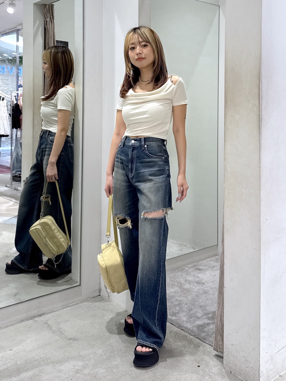 ホワイト系のTシャツ/カットソー、ブルー系のデニムパンツ、イエロー系のハンドバッグを着用したレディースの夏コーディネートの1枚目の写真