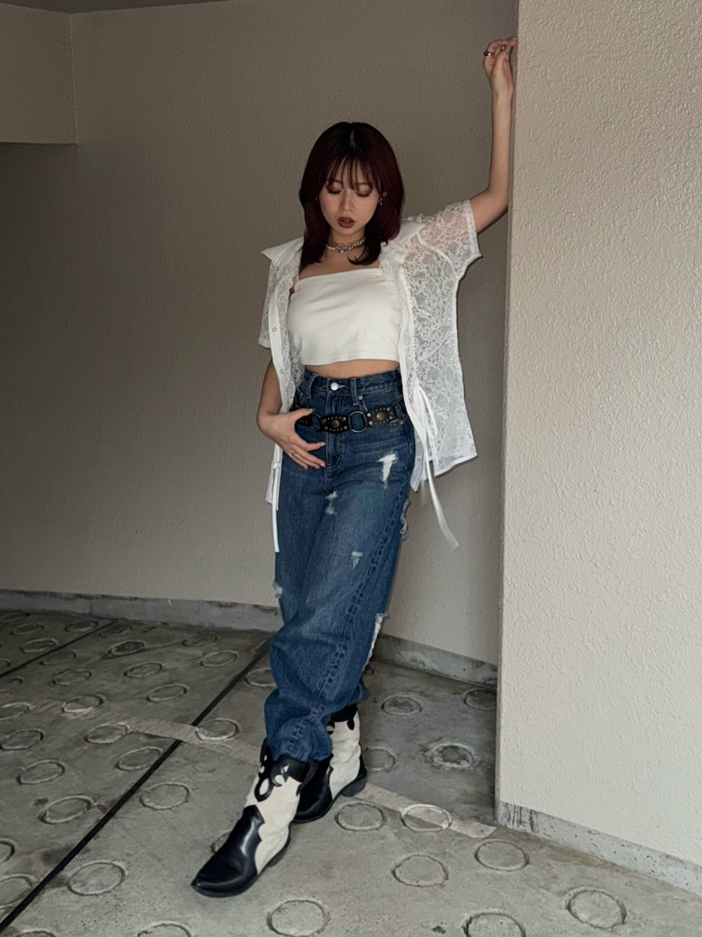 ホワイト系のキャミソール、ホワイト系のシャツ/ブラウス、ブルー系のデニムパンツを着用したレディースの春コーディネートの1枚目の写真