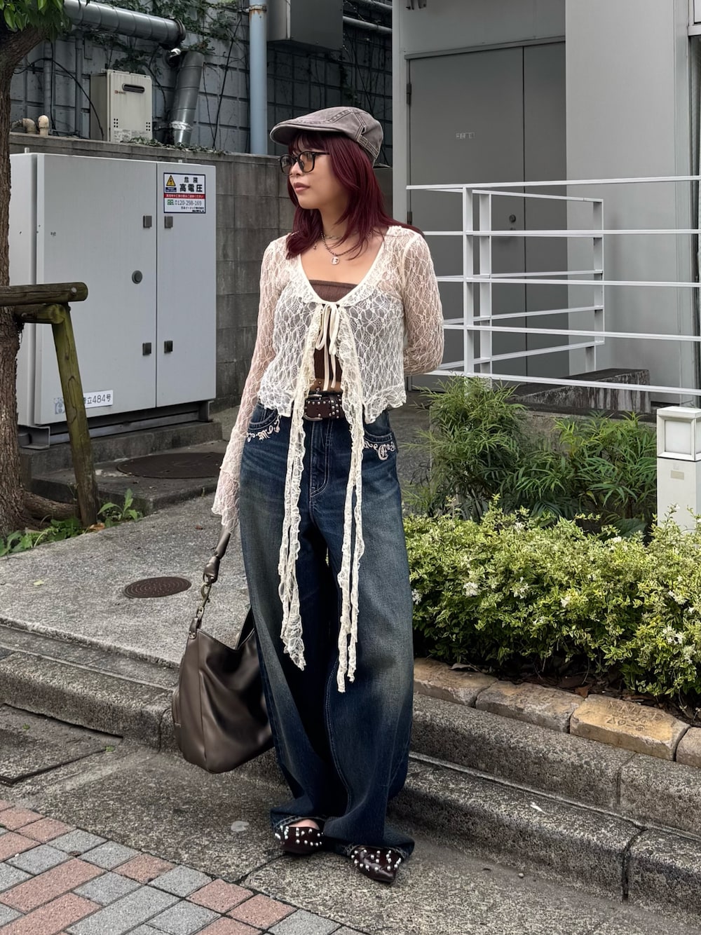 ブルー系のニット/セーター、ホワイト系のTシャツ/カットソー、ゴールド系のハンドバッグを着用したレディースの秋コーディネートの1枚目の写真