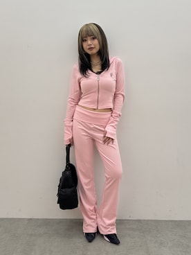 「アイテム（パーカー、ピンク系）」を使った、藤岡真央さん（レディース・154cm）の秋コーディネート