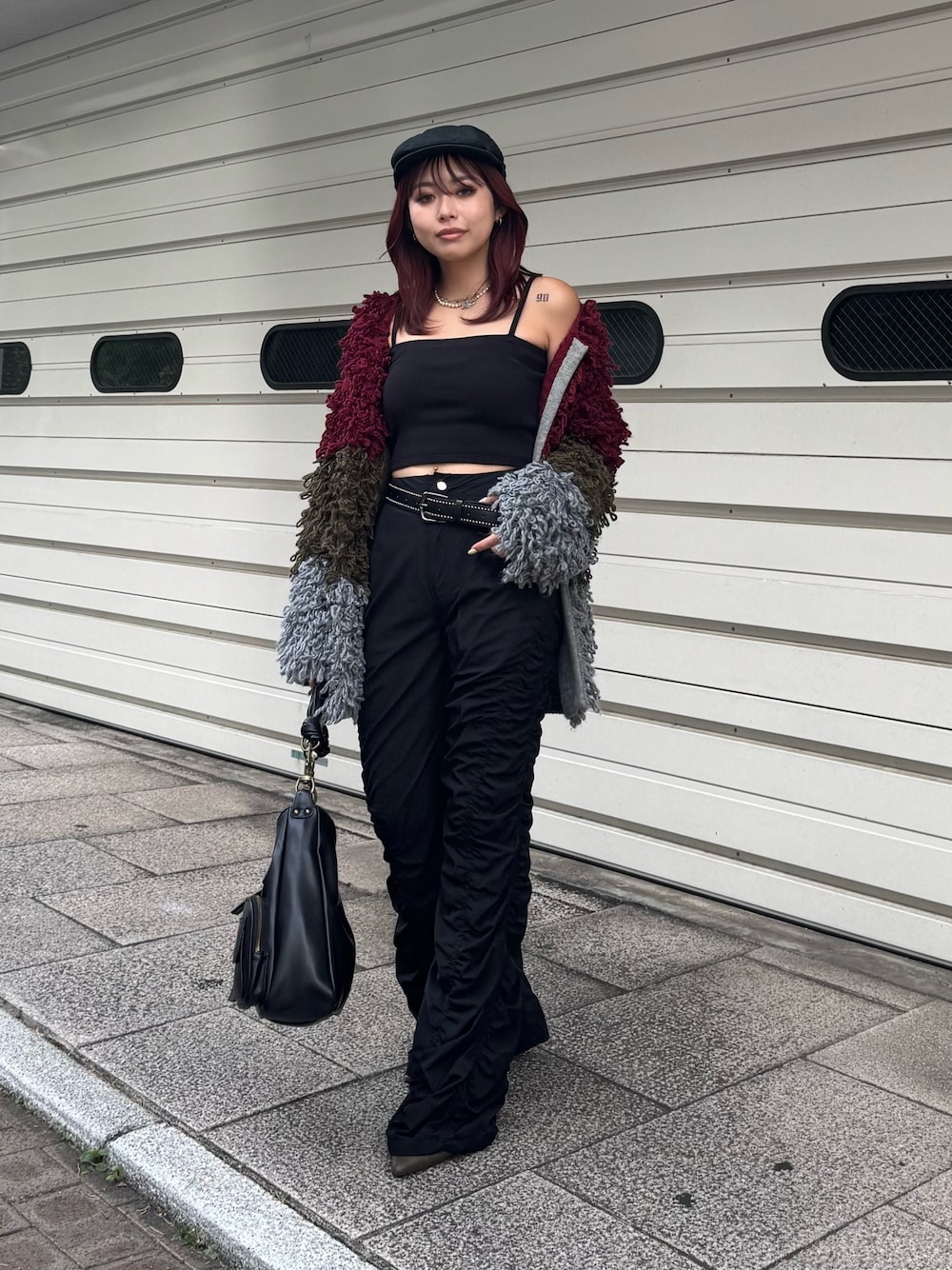 ブラック系のワンピース、レッド系のブルゾン、ブラック系のその他パンツを着用したレディースの秋コーディネートの1枚目の写真