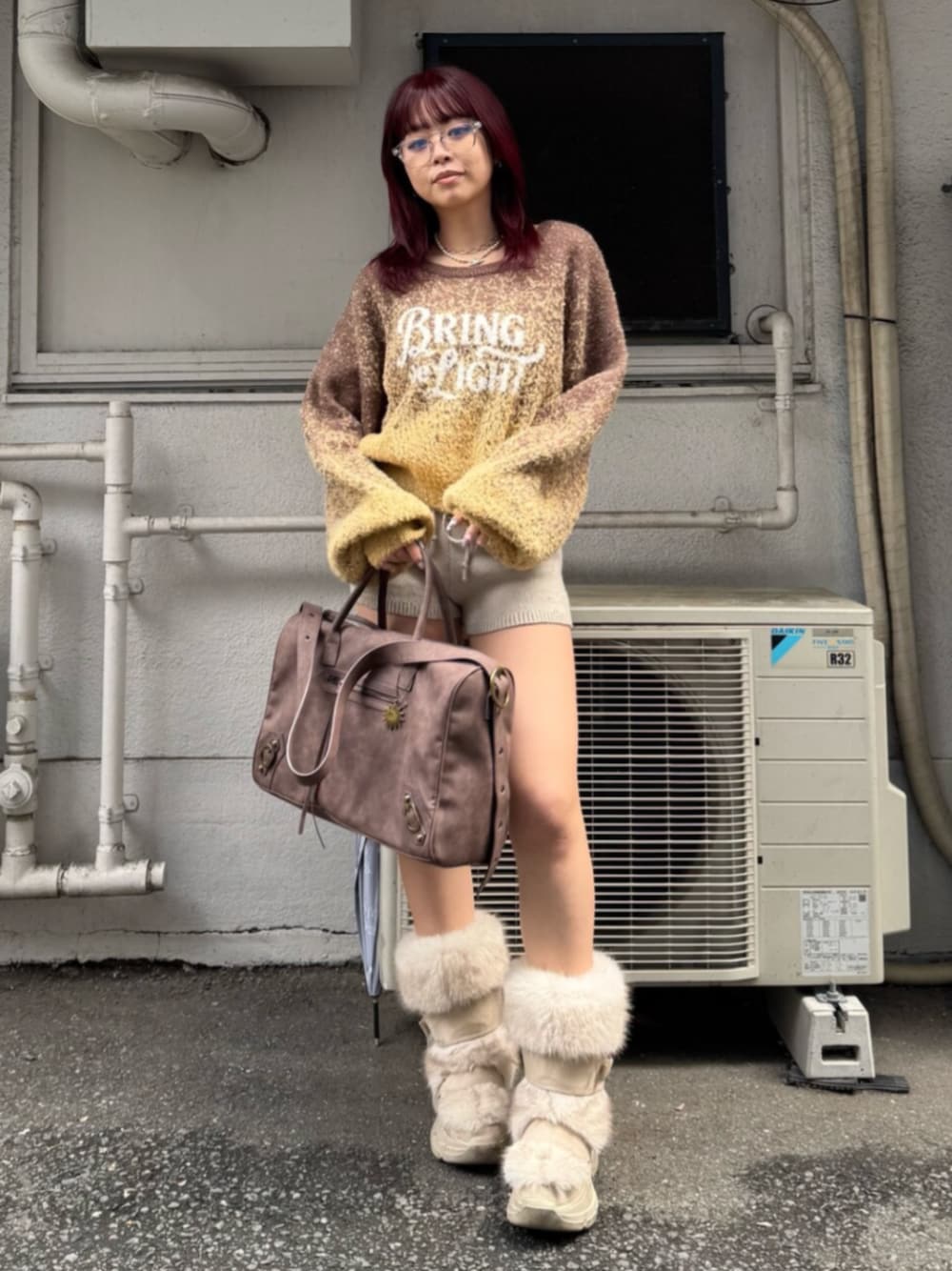 ホワイト系のその他パンツ、ブラウン系のボストンバッグ、ブラウン系のニット/セーターを着用したレディースの秋コーディネートの1枚目の写真