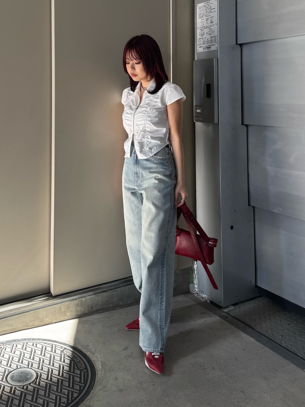 ホワイト系のシャツ/ブラウス、ブルー系のデニムパンツ、レッド系のショルダーバッグを着用したレディースの春コーディネートの1枚目の写真