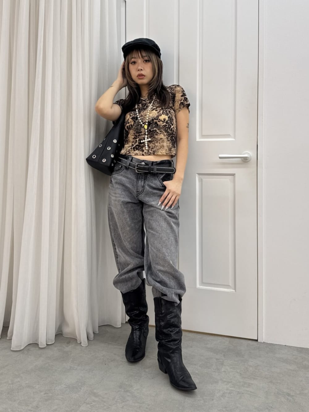 ブラック系のデニムパンツ、ブラウン系のTシャツ/カットソーを着用したレディースの夏コーディネートの1枚目の写真