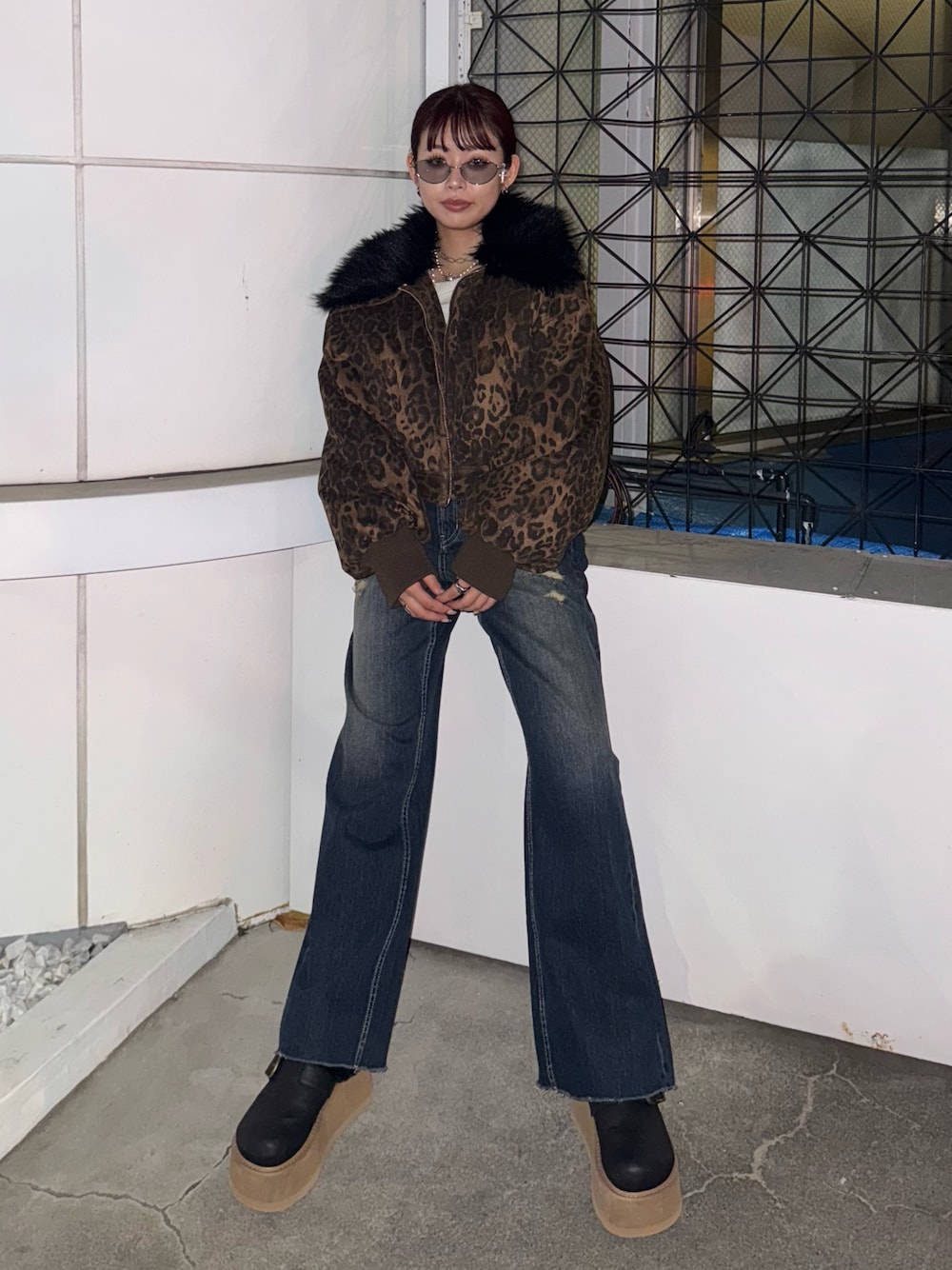 その他のブルゾン、ブルー系のデニムパンツ、ブラック系のスリッポンを着用したレディースの秋コーディネートの1枚目の写真