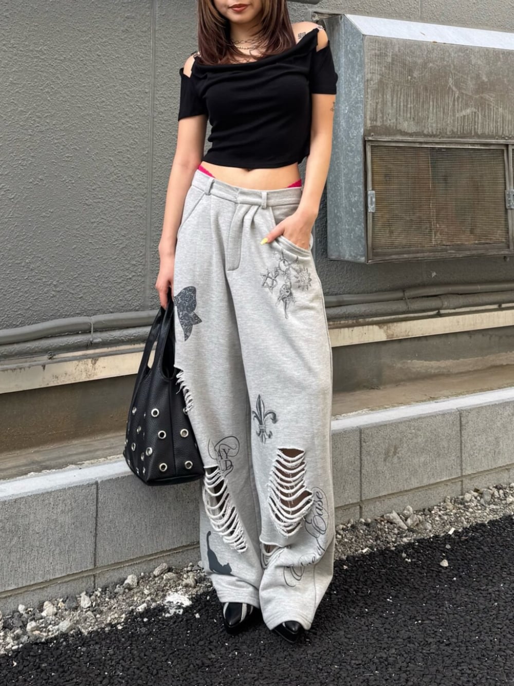 ブラック系のサンダル、ブラック系のTシャツ/カットソー、グレー系のスウェットパンツを着用したレディースの夏コーディネートの1枚目の写真