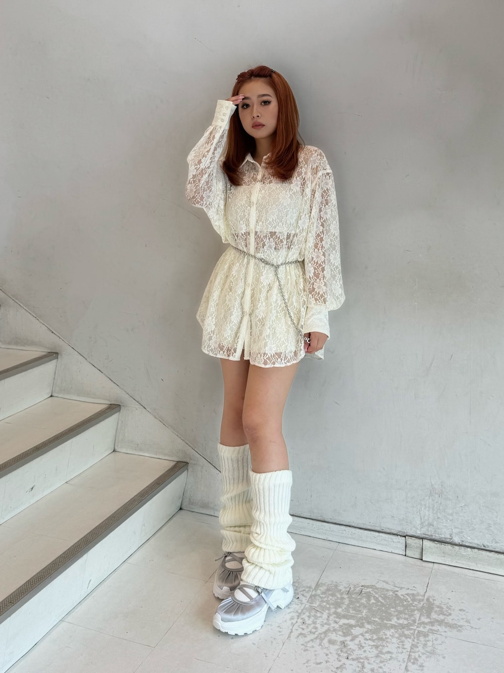 ホワイト系のその他パンツ、ホワイト系のシャツ/ブラウス、シルバー系のスニーカーを着用したレディースの春コーディネートの1枚目の写真