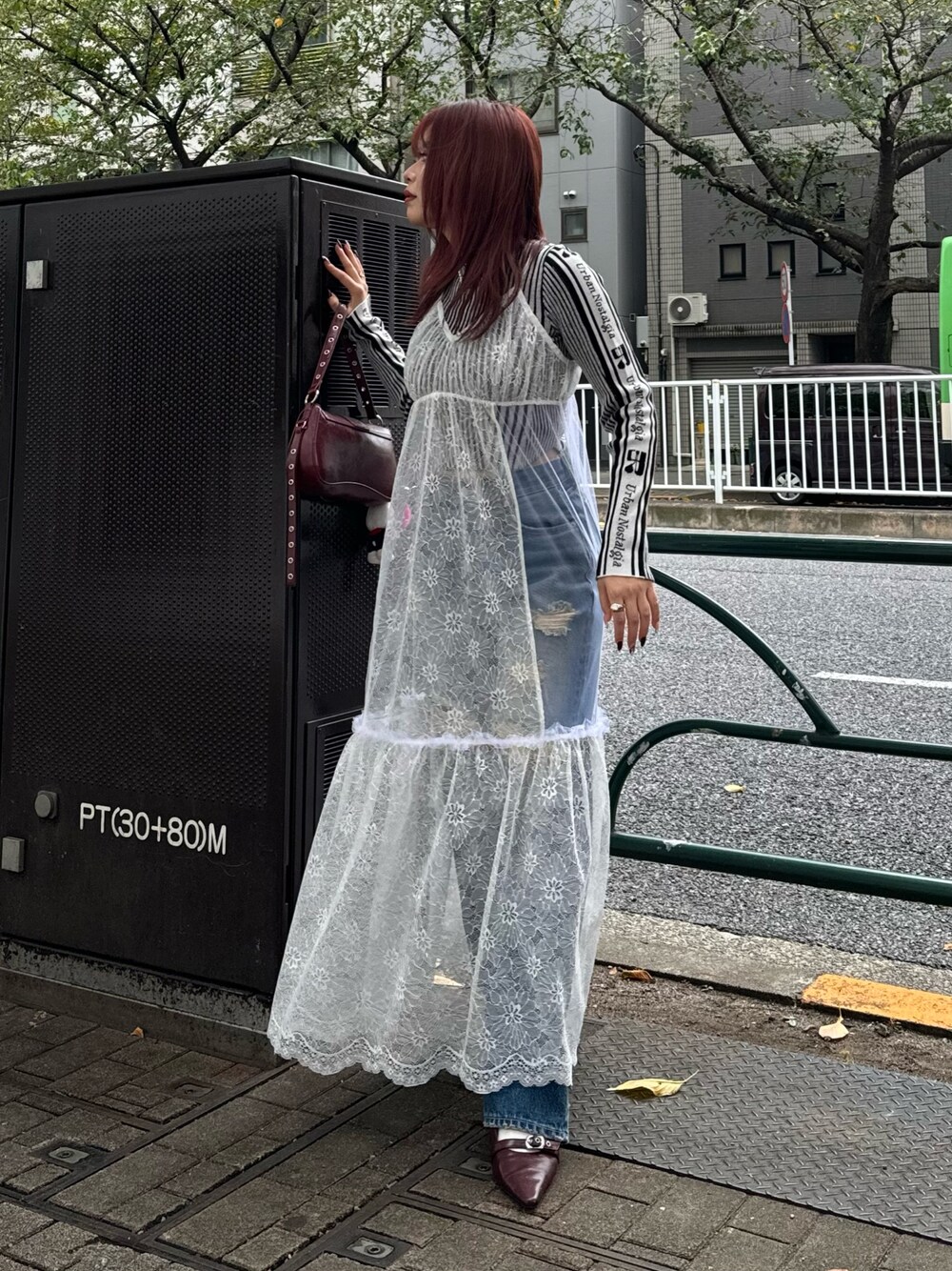 ホワイト系のニット/セーター、ホワイト系のワンピース、ブルー系のデニムパンツを着用したレディースの秋コーディネートの1枚目の写真