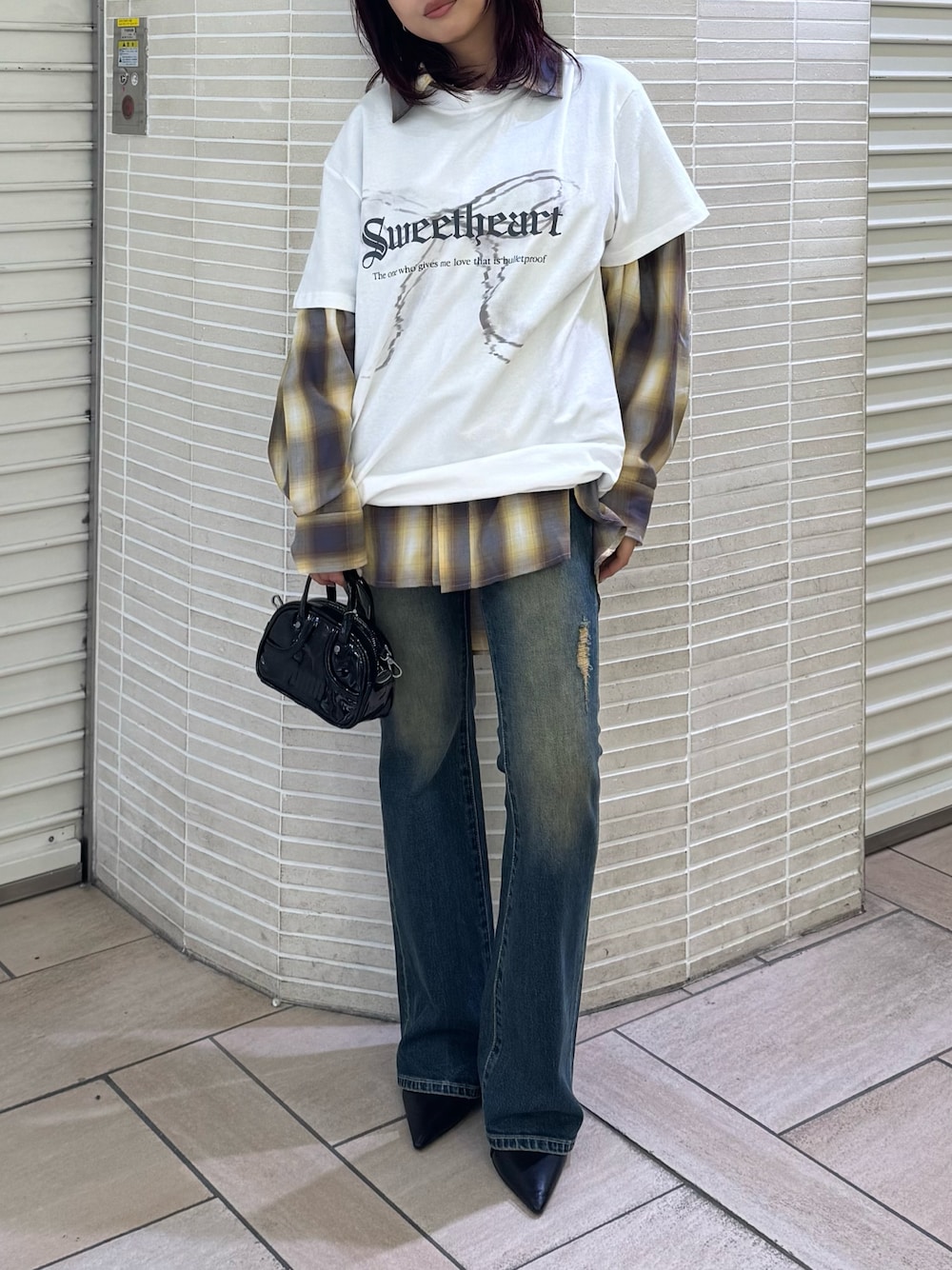 ホワイト系のTシャツ/カットソー、イエロー系のシャツ/ブラウス、ブルー系のデニムパンツを着用したレディースの夏コーディネートの1枚目の写真