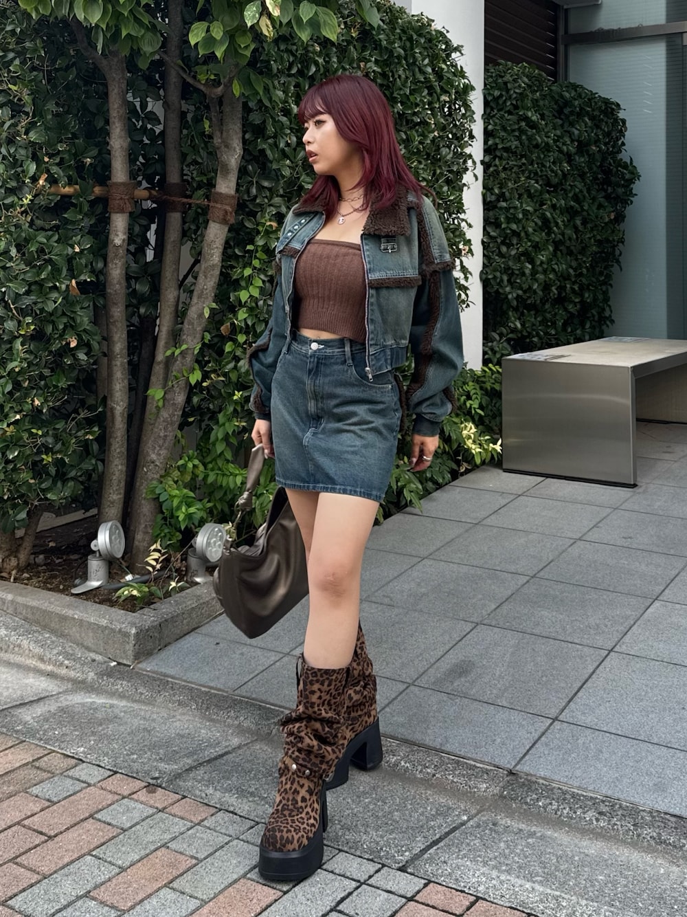 ブルー系のブルゾン、ブルー系のニット/セーター、ブルー系のデニムスカートを着用したレディースの秋コーディネートの1枚目の写真