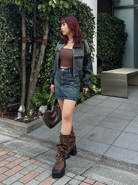 「アイテム（デニムスカート）」を使った、藤岡真央さん（レディース・154cm）の秋コーディネート