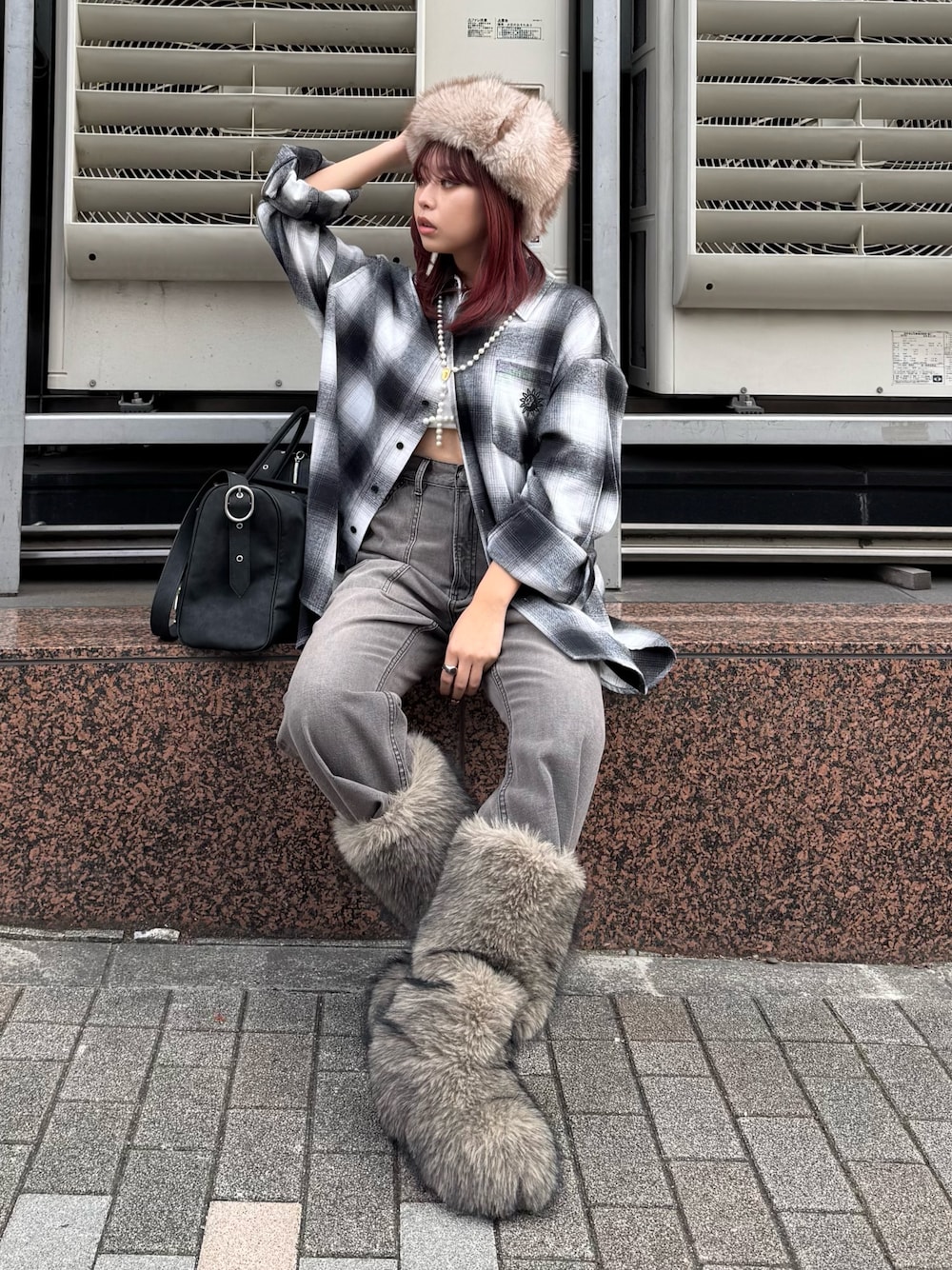ブラック系のシャツ/ブラウス、ブラック系のデニムパンツ、ベージュ系のブーツを着用したレディースの秋コーディネートの1枚目の写真