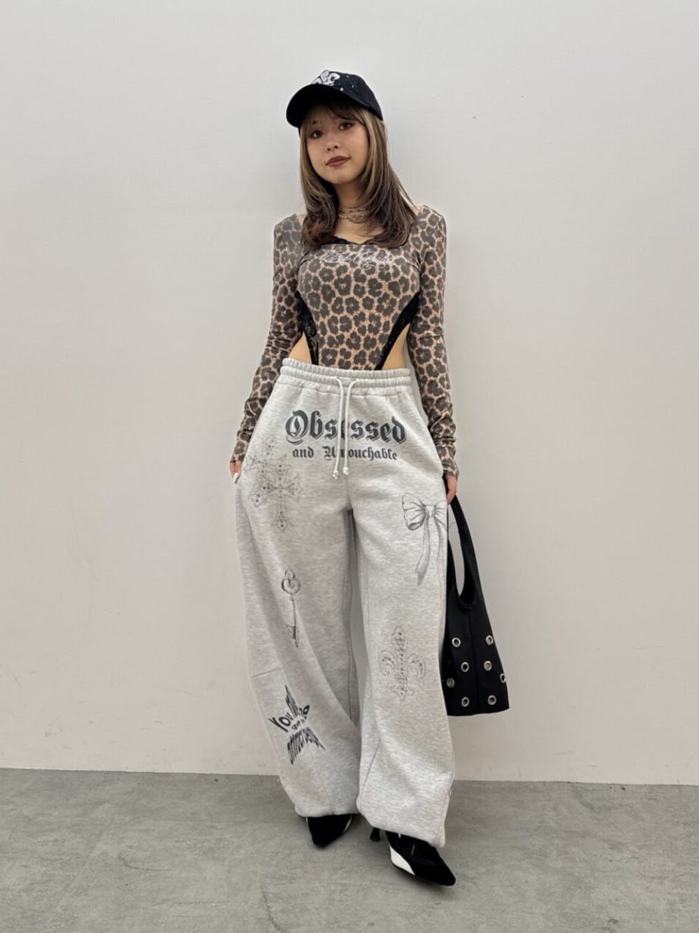 その他のTシャツ/カットソー、グレー系のスウェットパンツ、ブラック系のスニーカーを着用したレディースの夏コーディネートの1枚目の写真