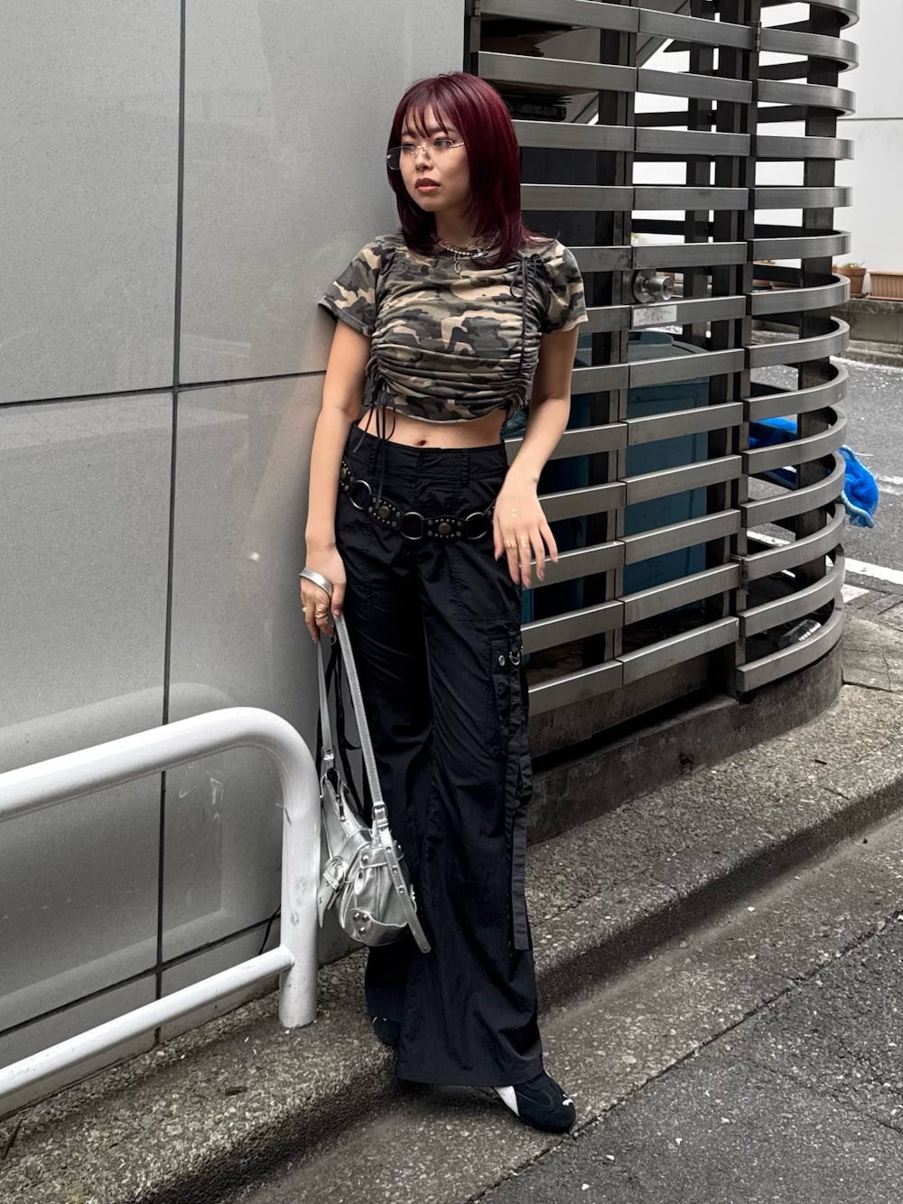 グリーン系のTシャツ/カットソー、ブラック系のカーゴパンツ、ブラック系のスニーカーを着用したレディースの春コーディネートの1枚目の写真