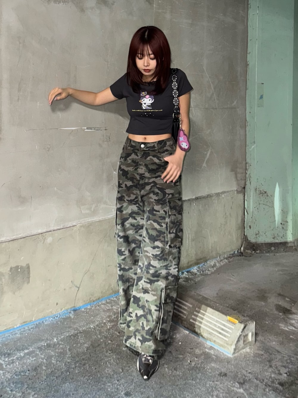 ブラック系のTシャツ/カットソー、ブラック系のショルダーバッグ、その他のデニムパンツを着用したレディースの春コーディネートの1枚目の写真